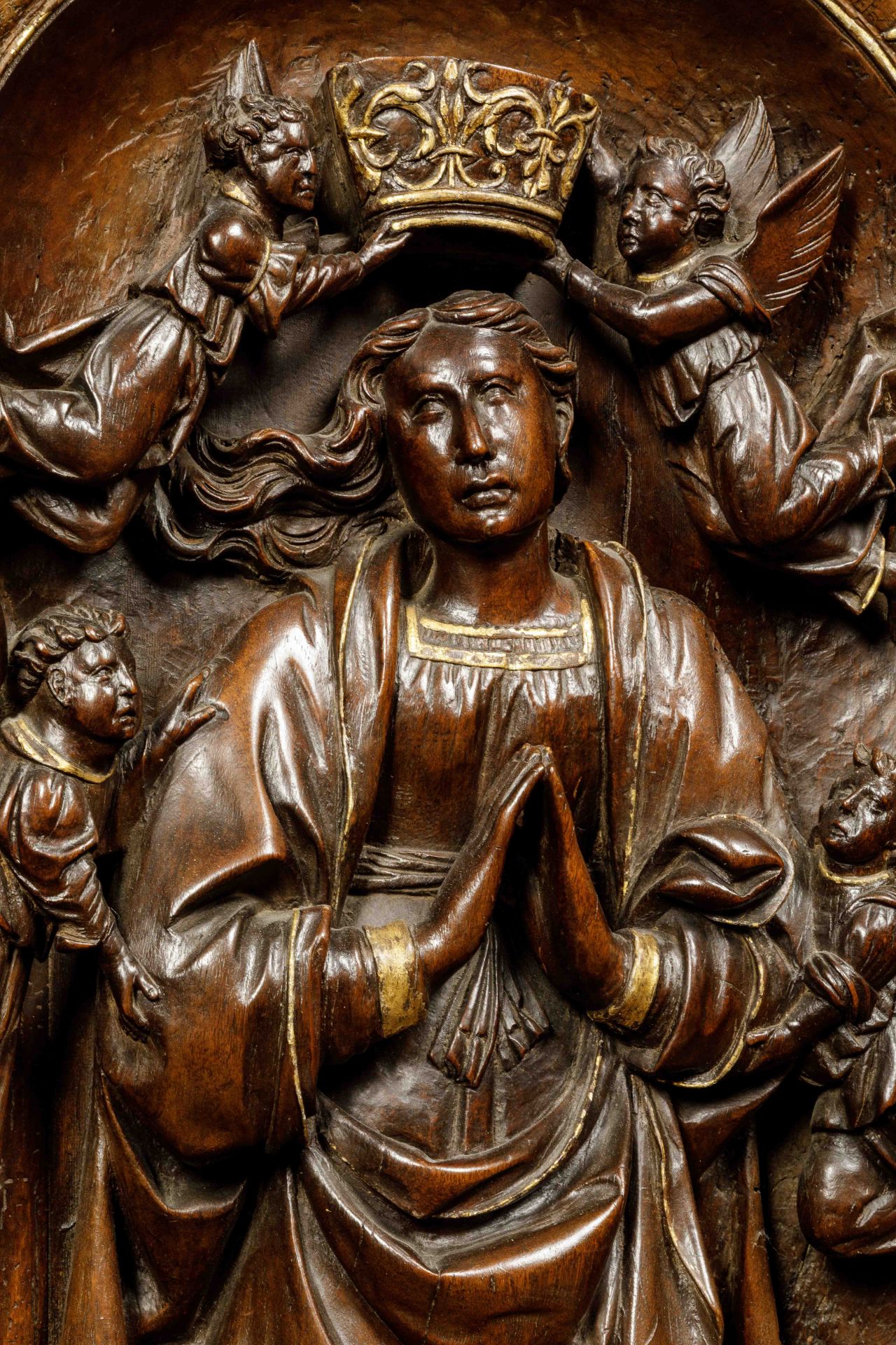 Haut relief sculpté de la Vierge, dans une niche, se tenant sur un croissant de lune, entourée de - Bild 4 aus 9
