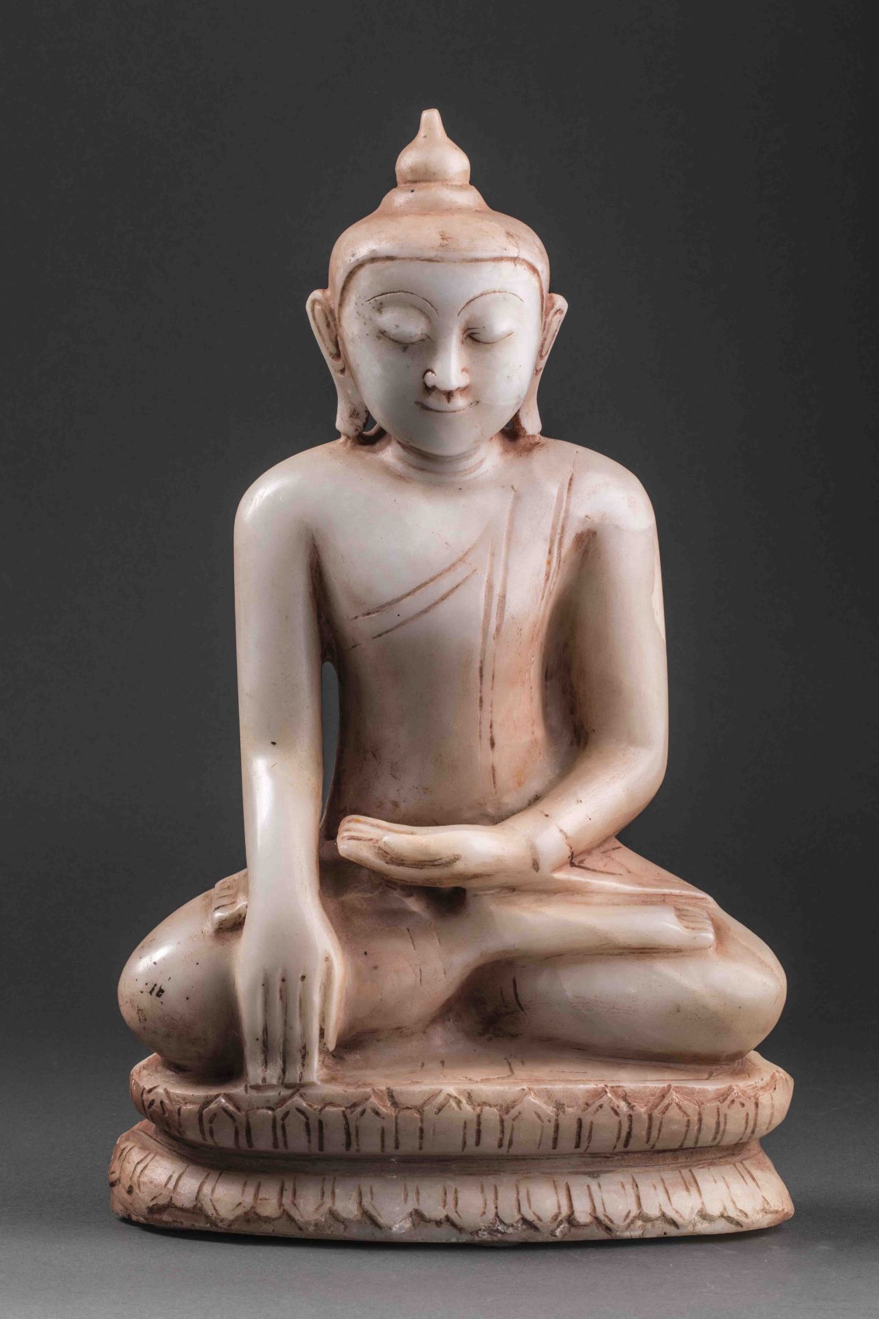 Buddha Maravijaya assis en vajrasana et bumishparshamudra sur une base lotiforme à double rangées de