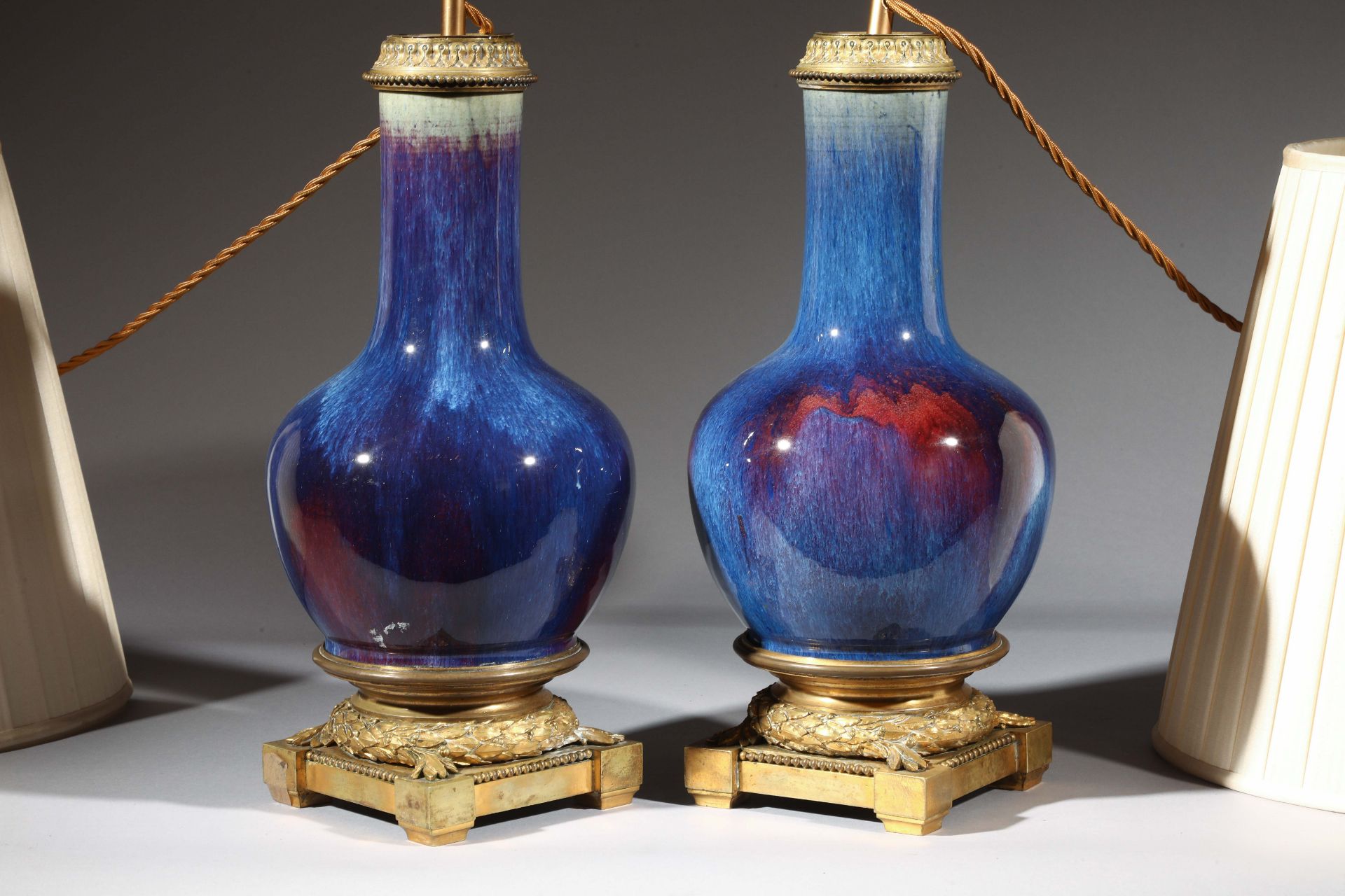 Paire de vases en porcelaine flammé à glaçure bleu nuancé de pourpre Chine Dynastie Qing 19 eme