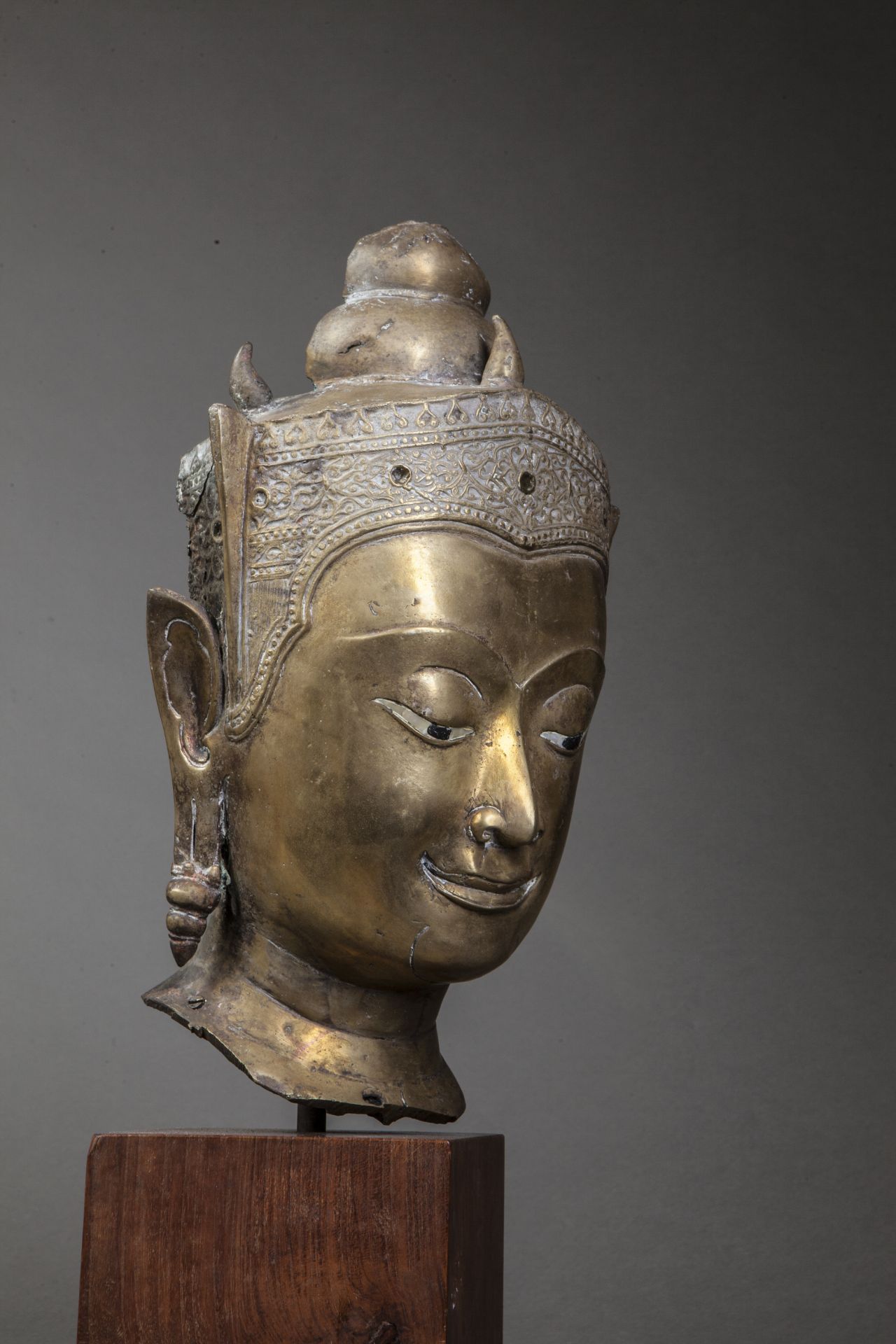 Tête de Buddha couronnée à l'expression sereine les yeux mi clos préconisant le regard à l'intérieur - Image 3 of 4