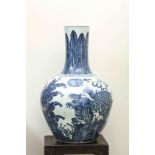 Importante paire de vases à panse globulaire et haut col en porcelaine blanche décoré en bleu cobalt