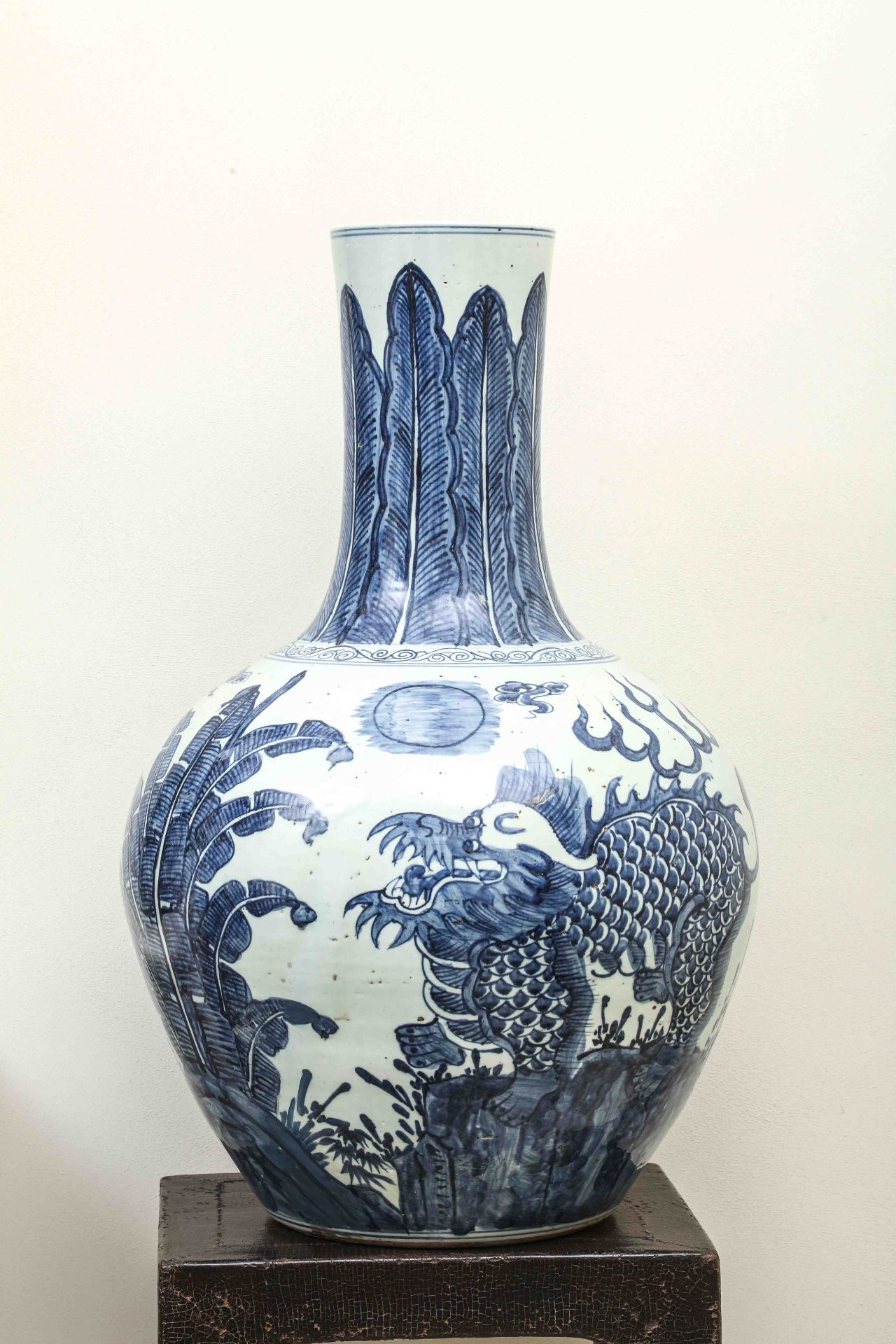 Importante paire de vases à panse globulaire et haut col en porcelaine blanche décoré en bleu cobalt