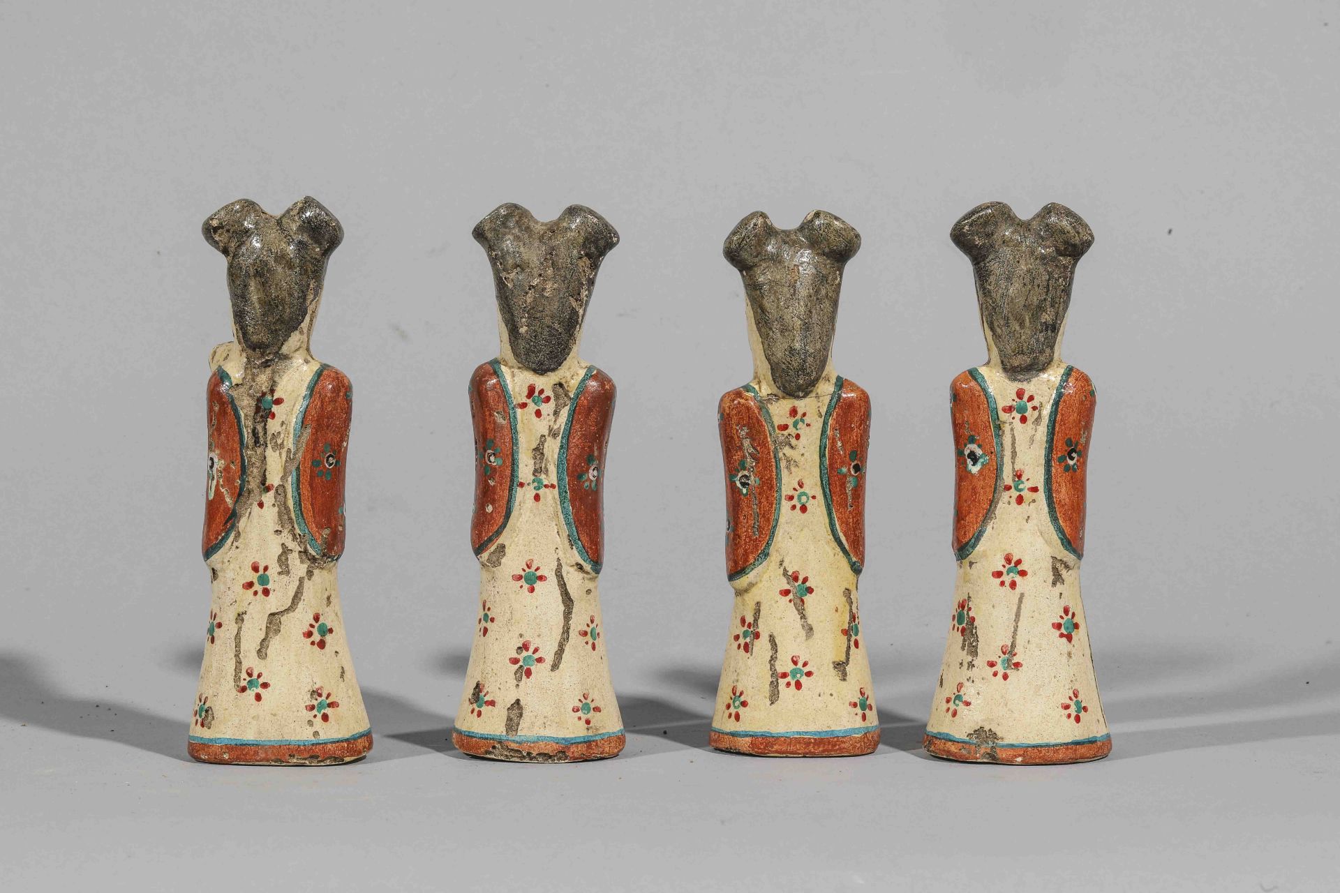 Suite de quatre figurations votives féminines en robes longues coiffées de chignons bifides Terre - Bild 2 aus 2