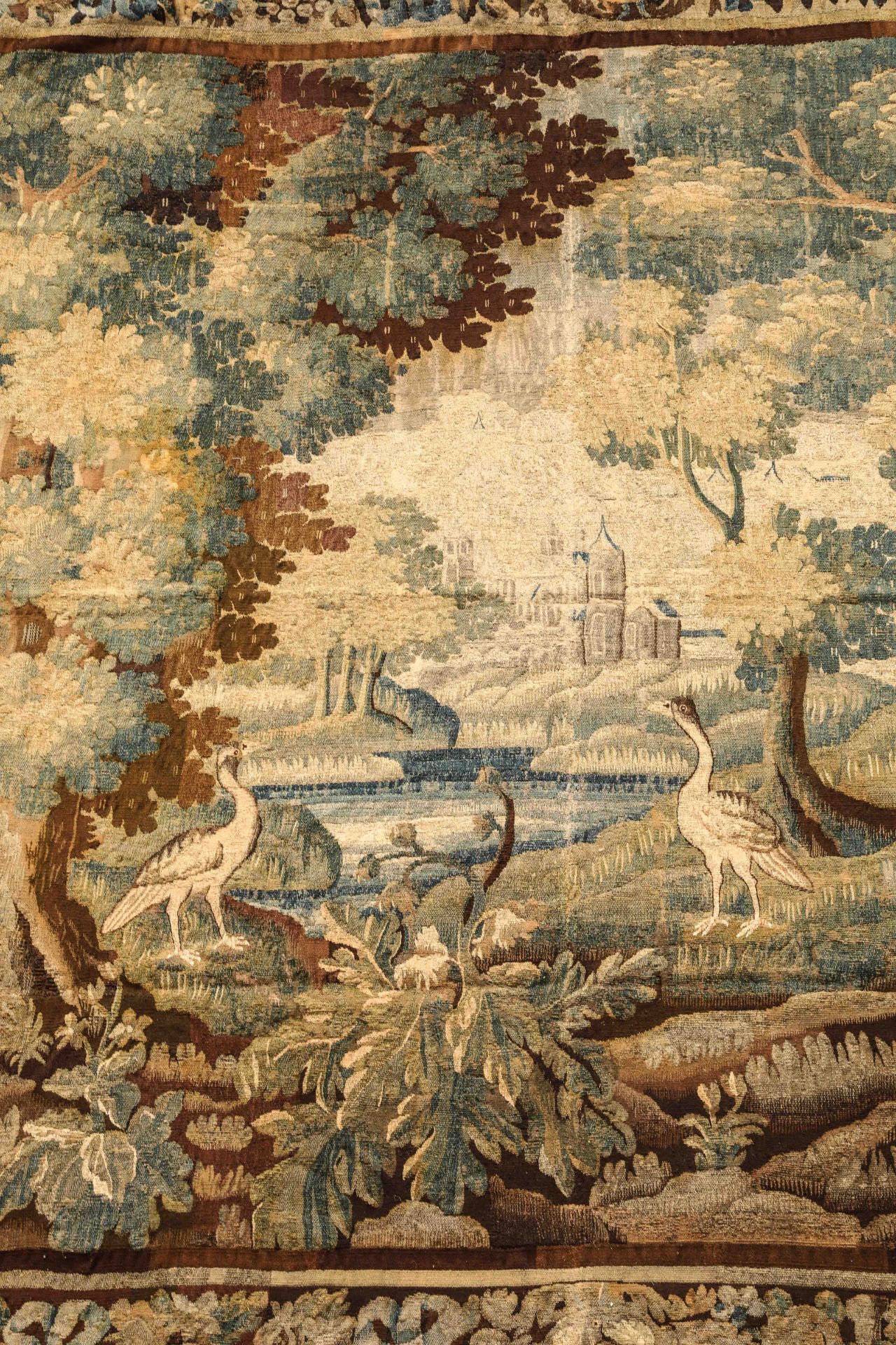 Tapisserie d'Aubusson illustrant une clairière dans une forêt animée de deux hérons et en fond un - Bild 2 aus 4