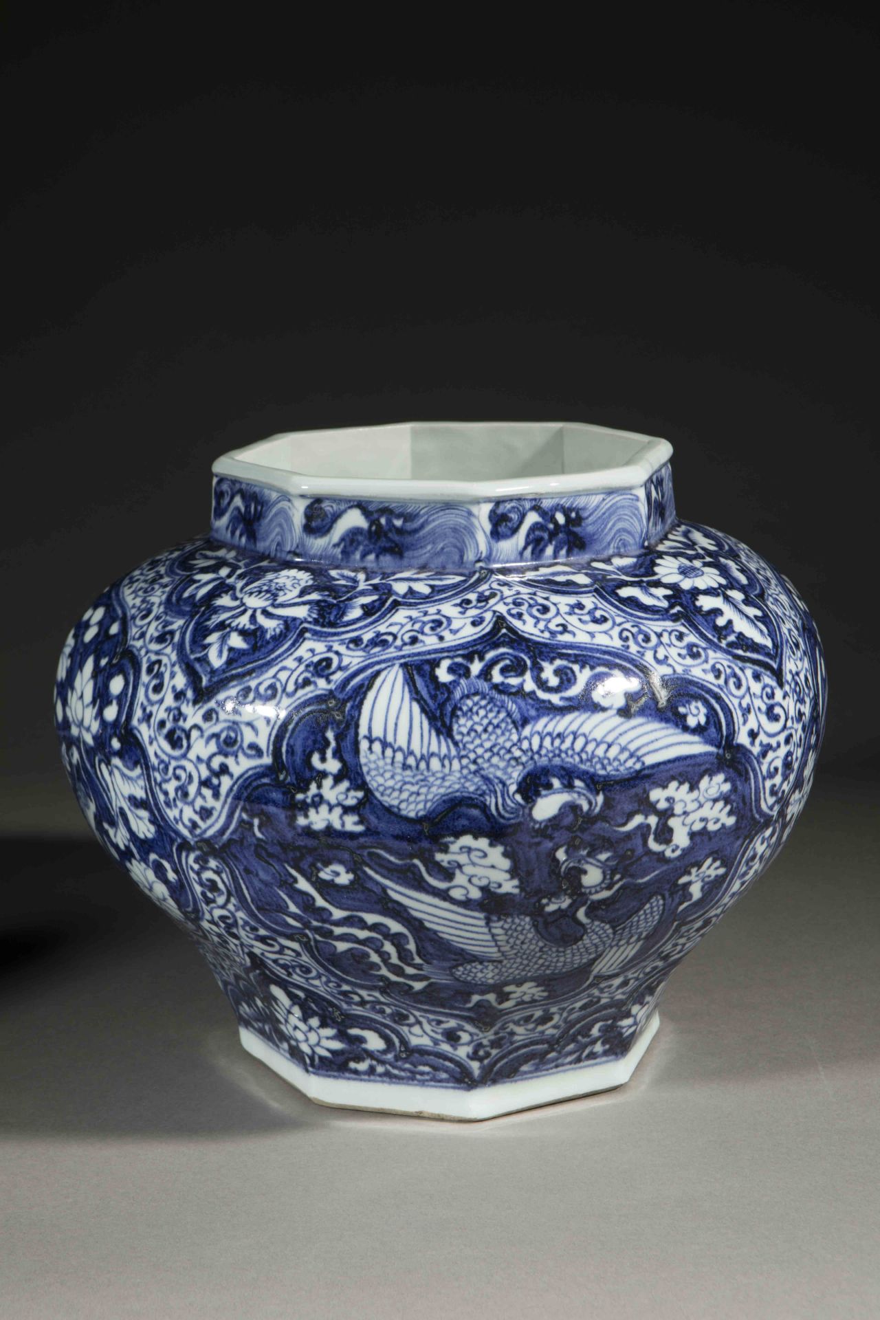 Jarre à piètement et col octogonal en porcelaine blanche décorée en bleu cobalt sous couverte de - Bild 2 aus 4