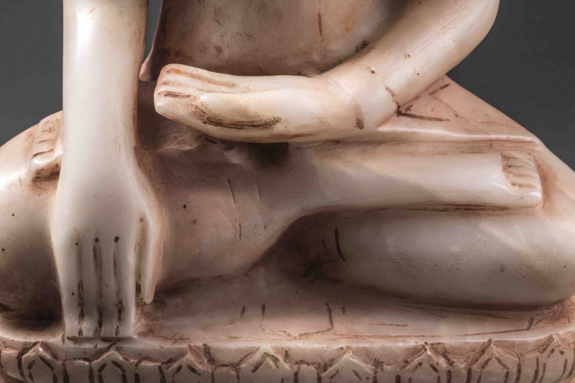 Buddha Maravijaya assis en vajrasana et bumishparshamudra sur une base lotiforme à double rangées de - Bild 6 aus 8