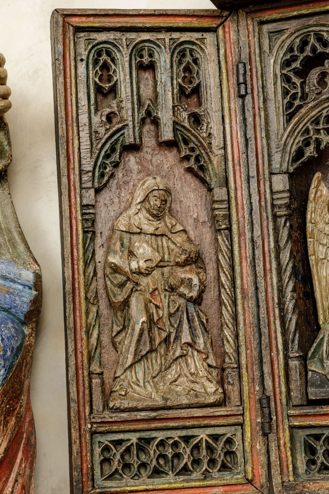Retable flamand en chêne, triptyque dont la section centrale est sculptée avec la Vierge et l' - Bild 4 aus 7