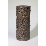 Pot cylindrique à double cavité finement ciselé de motifs floraux Bronze Japon Période Meiji Début