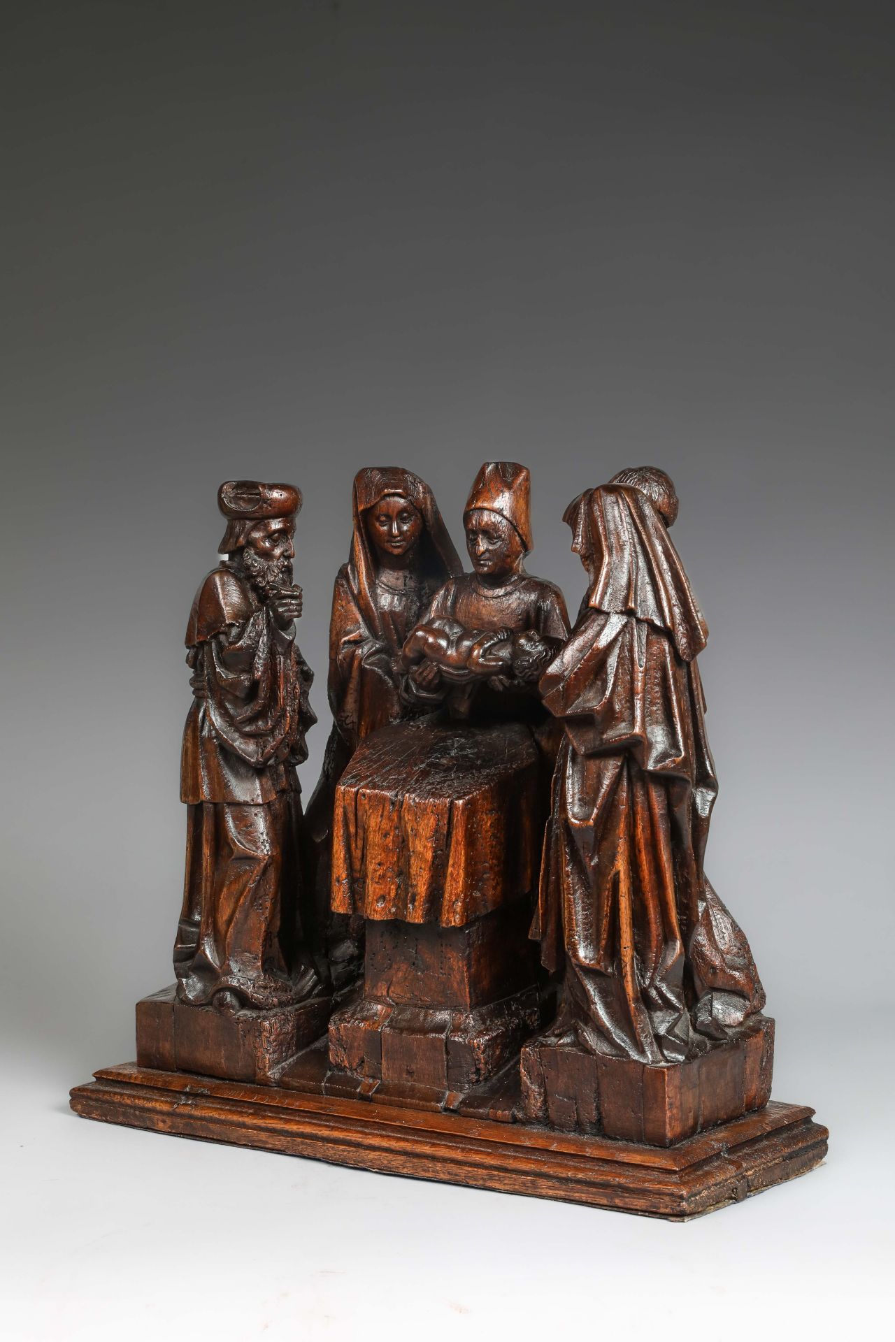 Groupe de bois sculpté en chêne représentant la Circoncision, avec la figure centrale tenant l' - Image 2 of 8