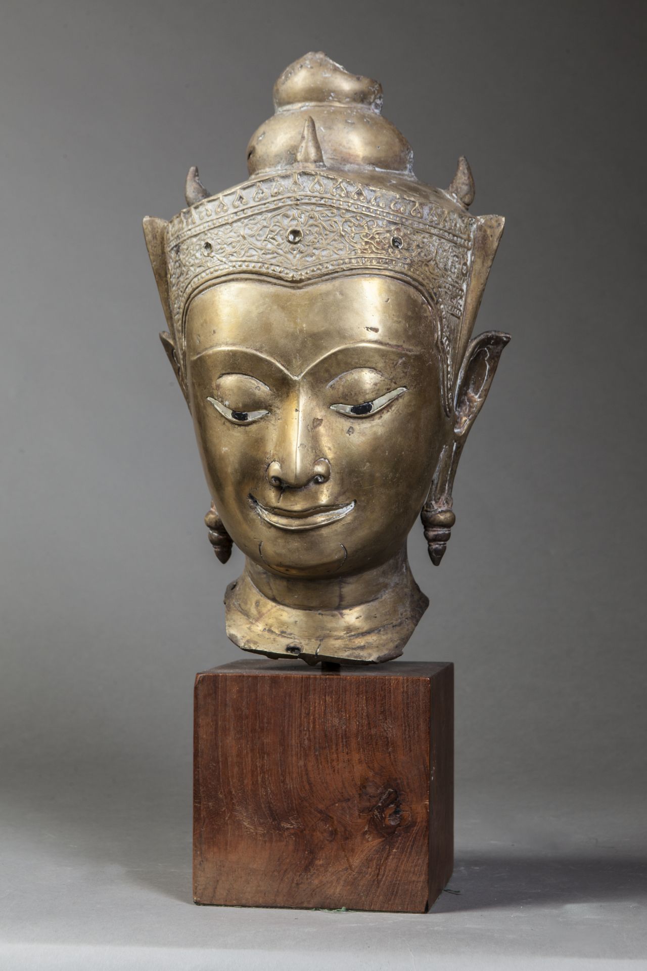 Tête de Buddha couronnée à l'expression sereine les yeux mi clos préconisant le regard à l'intérieur