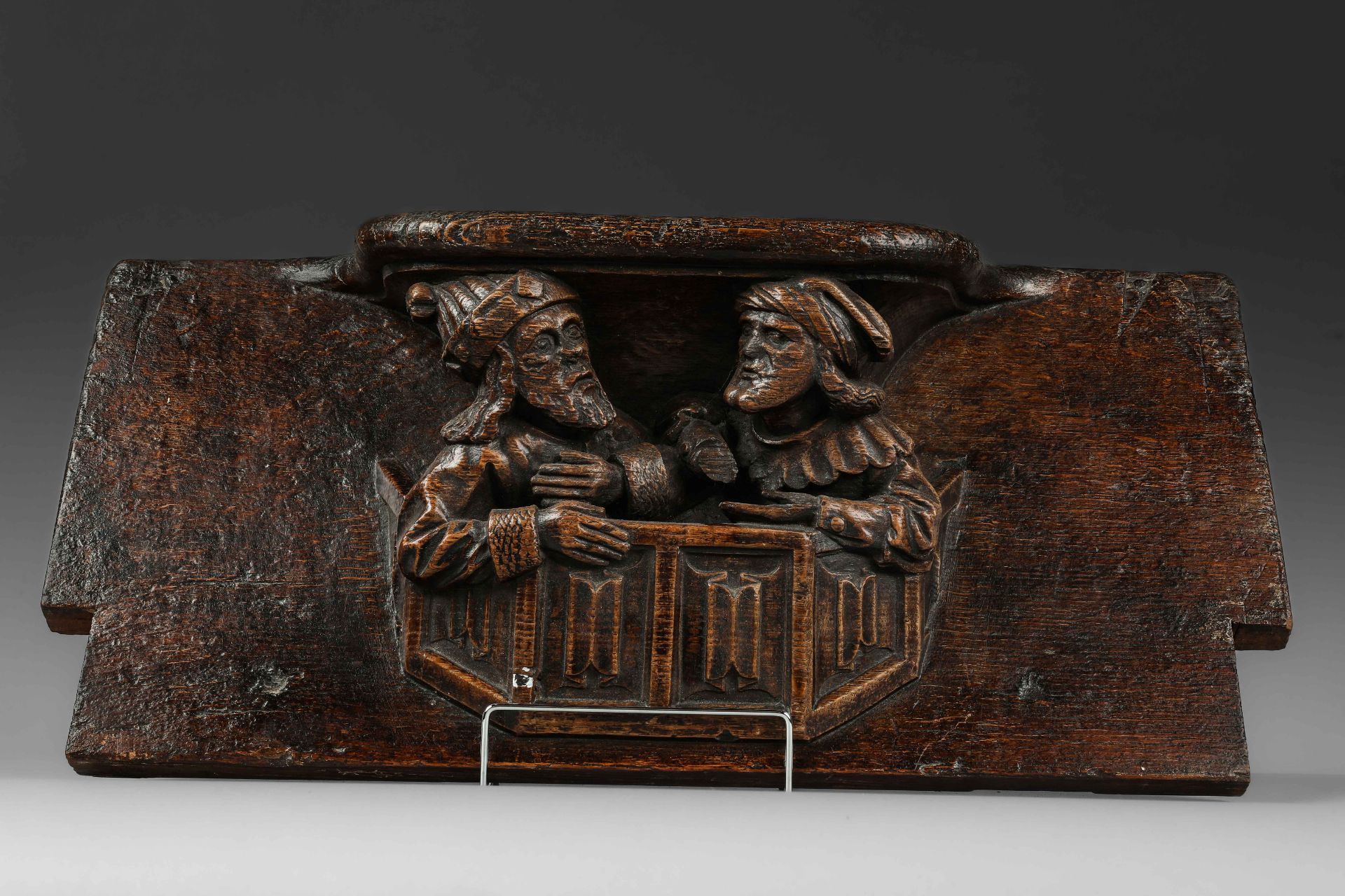 Miséricorde, petit siège mobile incliné avec un rebord surélevé au-dessus de deux figures masculines - Bild 2 aus 4