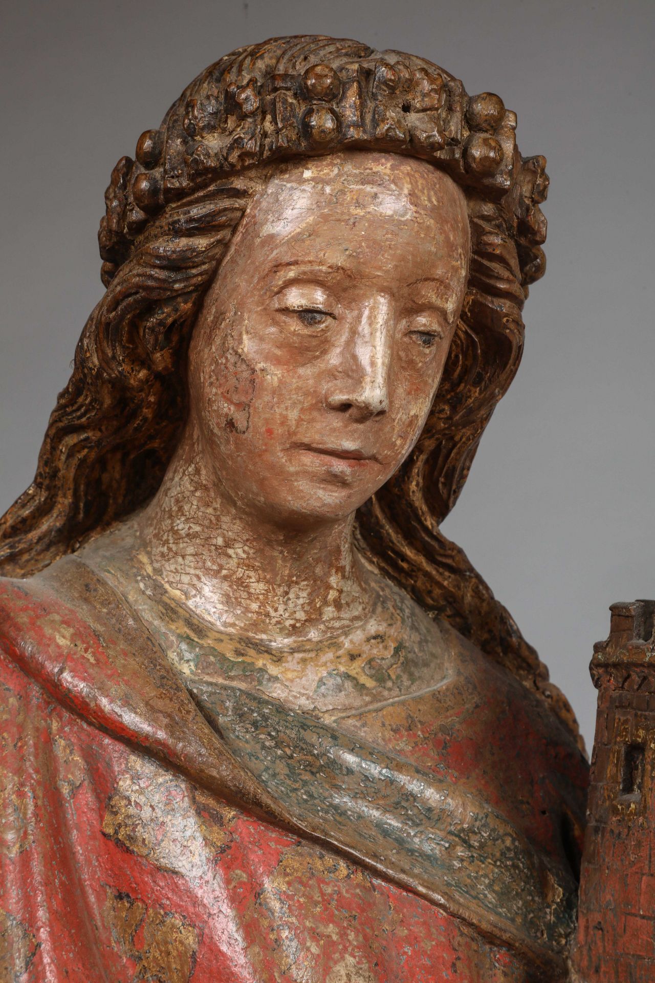 Sainte Barbe coiffée d'une longue chevelure maintenue par un bandeau ouvragé et retombant en - Bild 3 aus 8