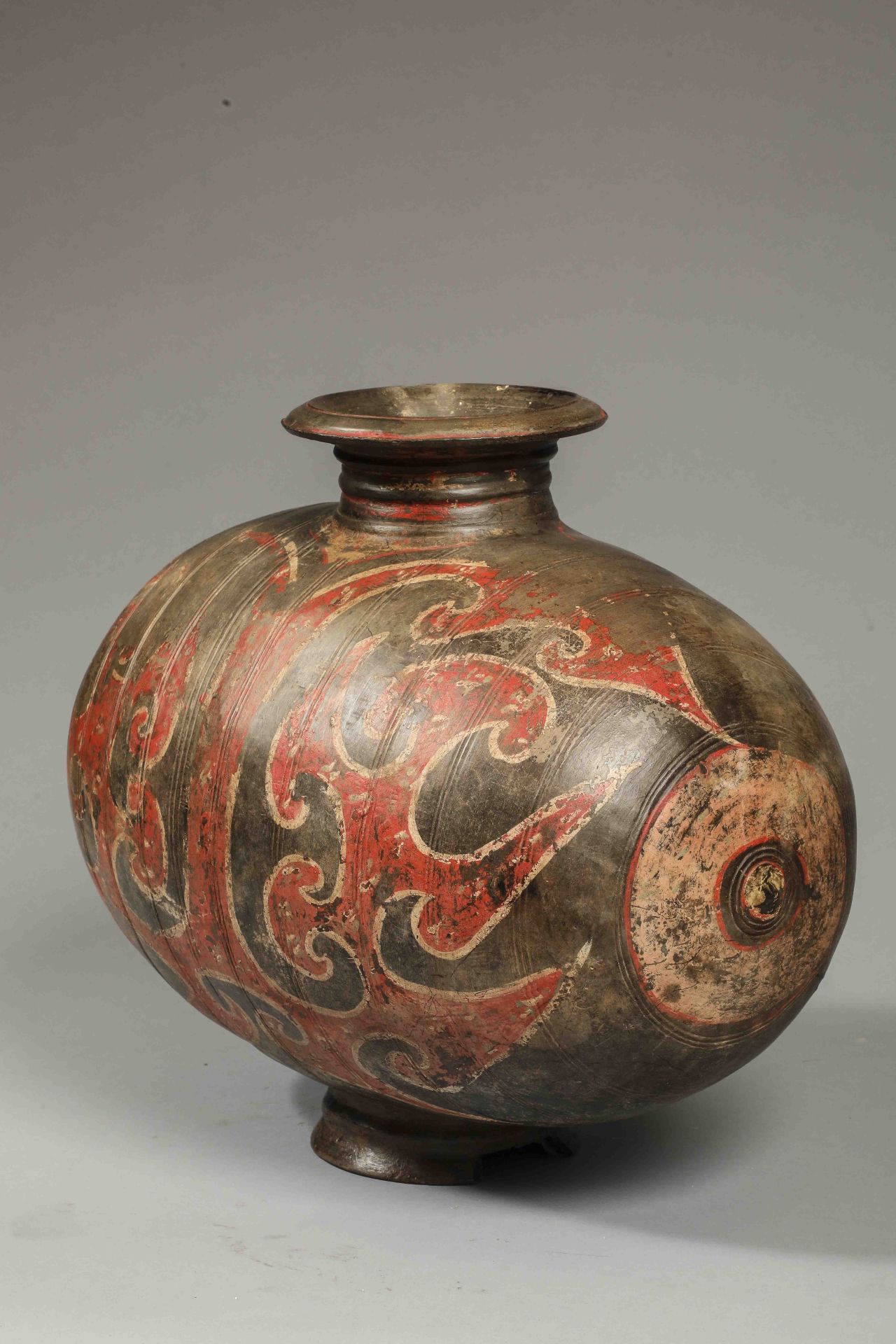 Vase « Cocon » sur piédouche à panse globulaire allongée et col évasé en terre cuite grise décoré en - Bild 3 aus 3
