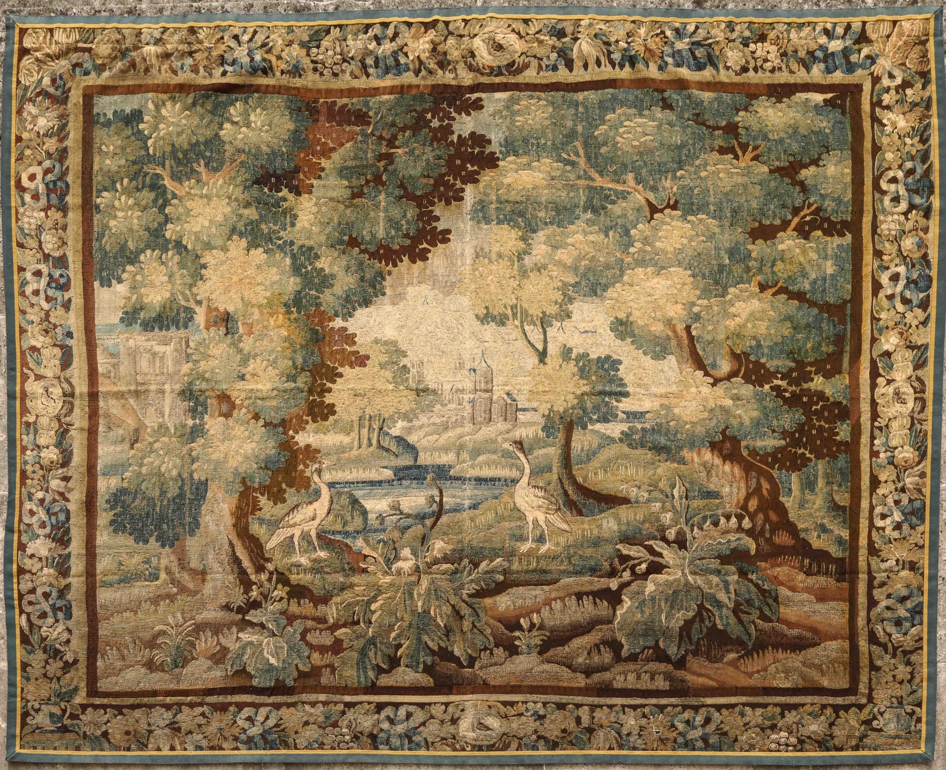 Tapisserie d'Aubusson illustrant une clairière dans une forêt animée de deux hérons et en fond un