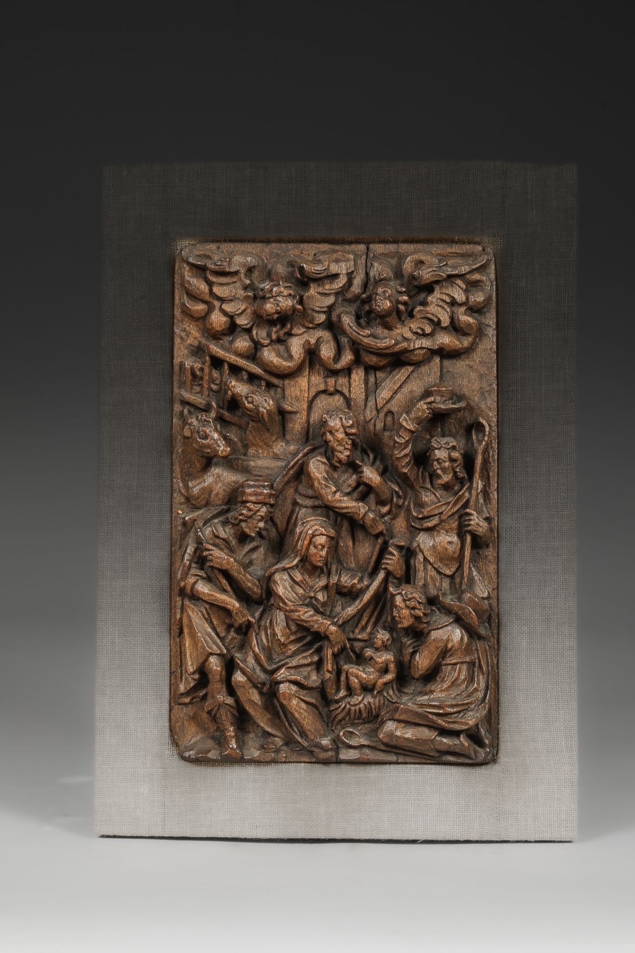 Scène de la Nativité ciselée en haut relief dans un panneau de chêne Allemagne Datant d'environ 1600