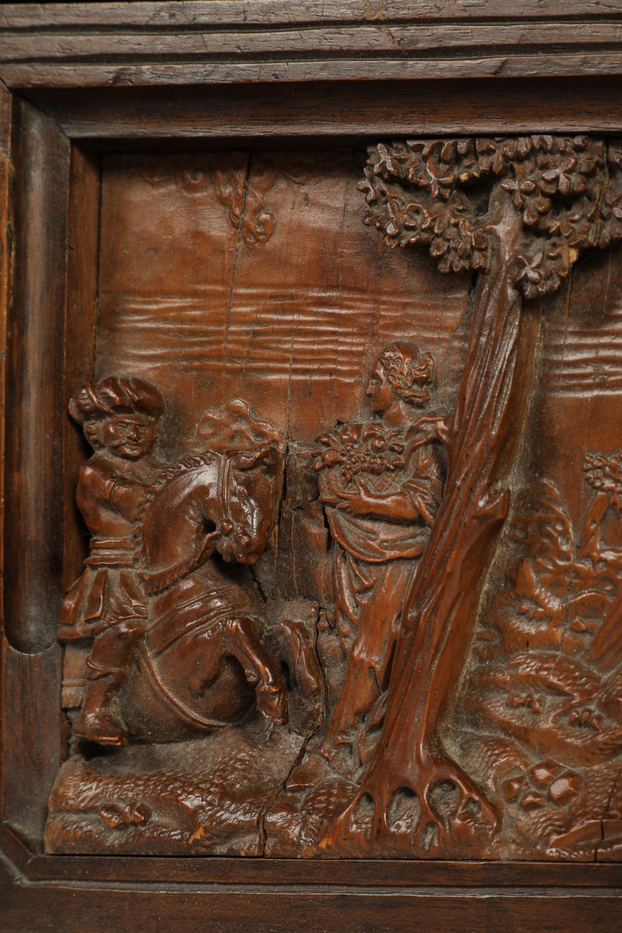 Paire de panneaux sculptés représentant des personnages à cheval dans un paysage boisé ; l'un est - Bild 5 aus 5