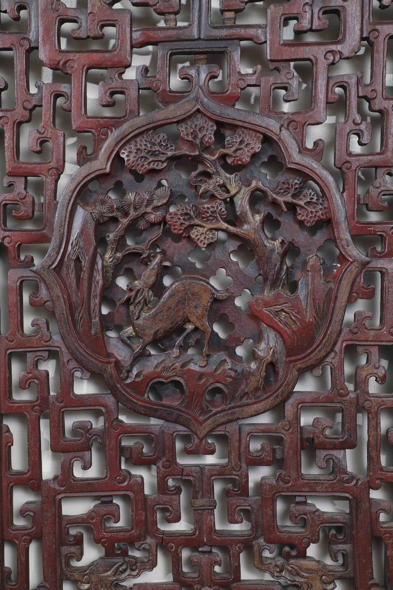 Suite de trois panneaux provenant de l'architecture d'une pagode travaillé en ajour de motifs de - Bild 7 aus 8