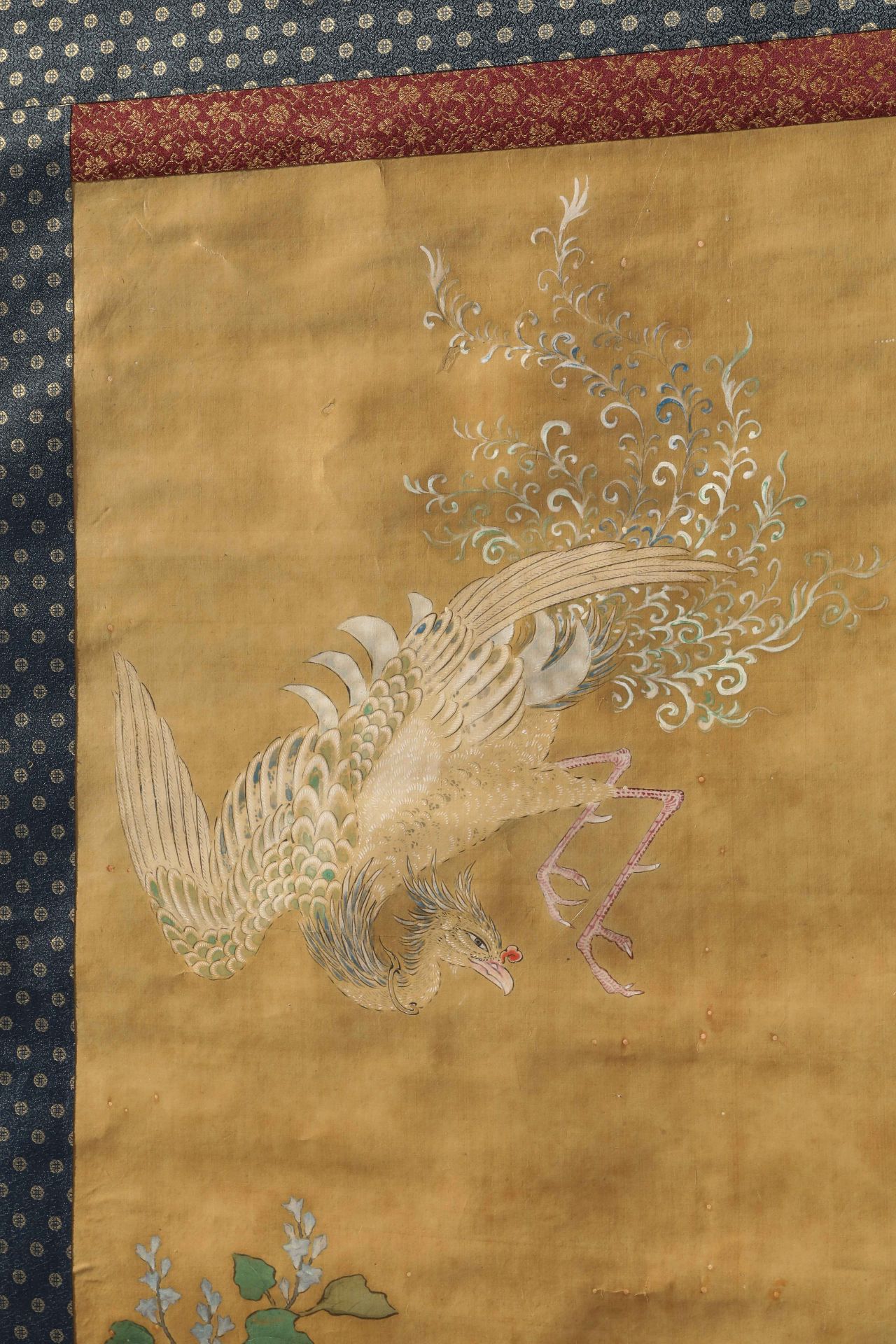 Peinture illustrant un Phoenix en vol au dessus d'un branchage Pigments polychromes sur soie Chine - Bild 2 aus 4