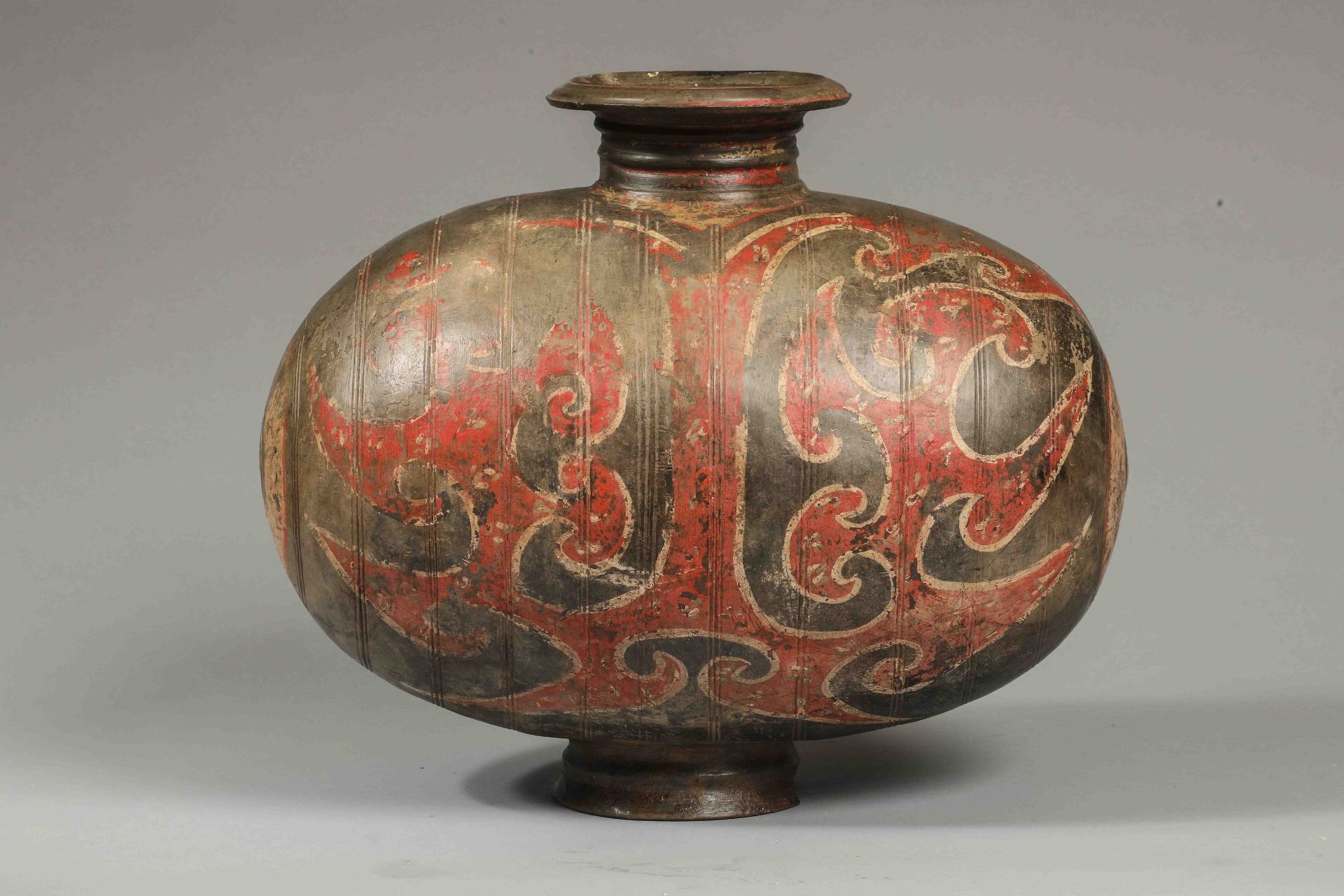 Vase « Cocon » sur piédouche à panse globulaire allongée et col évasé en terre cuite grise décoré en - Bild 2 aus 3