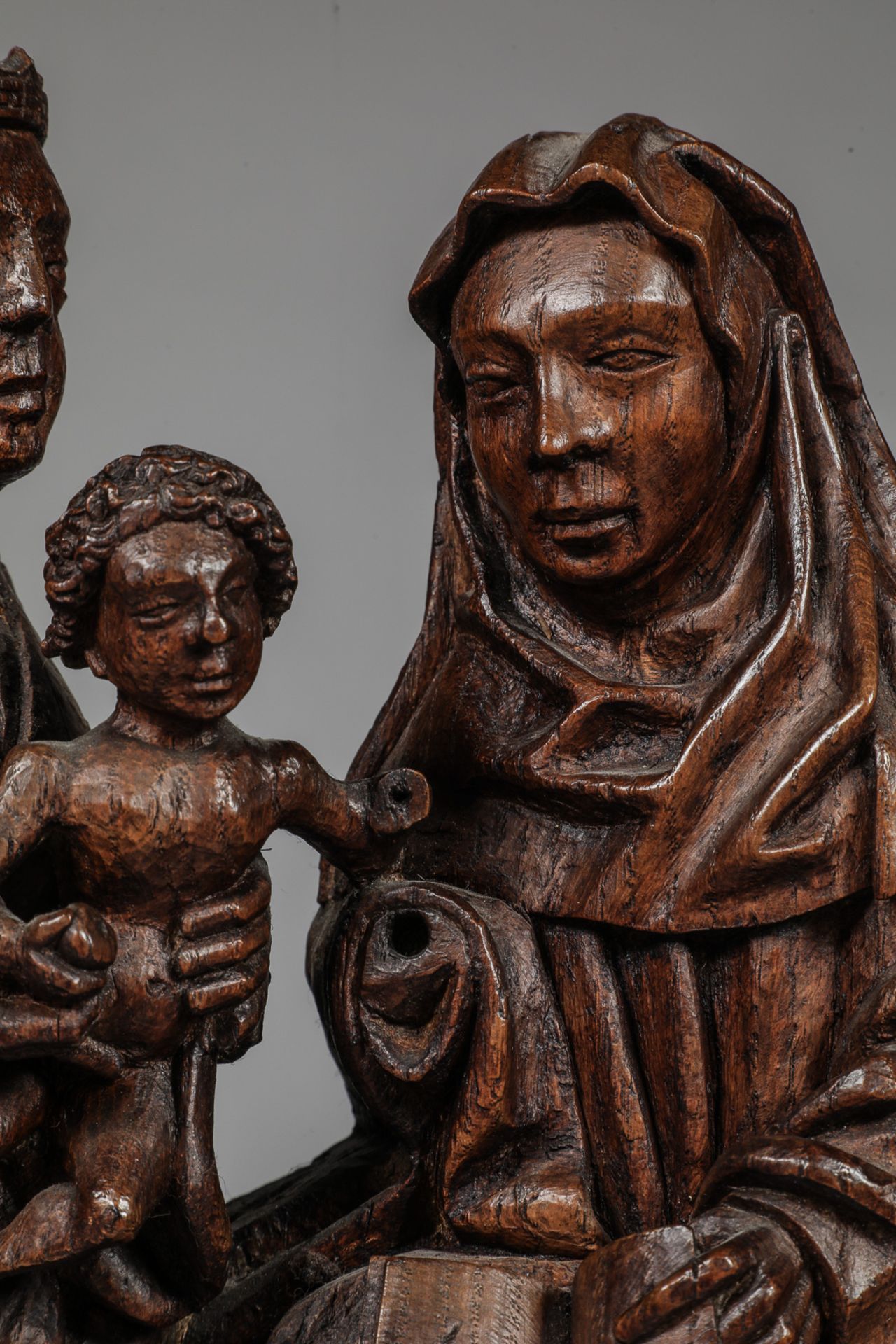 Groupe Flamand : Vierge à l'enfant couronnée accompagnée de Sainte Anne, assises, vêtues de longs - Bild 7 aus 11