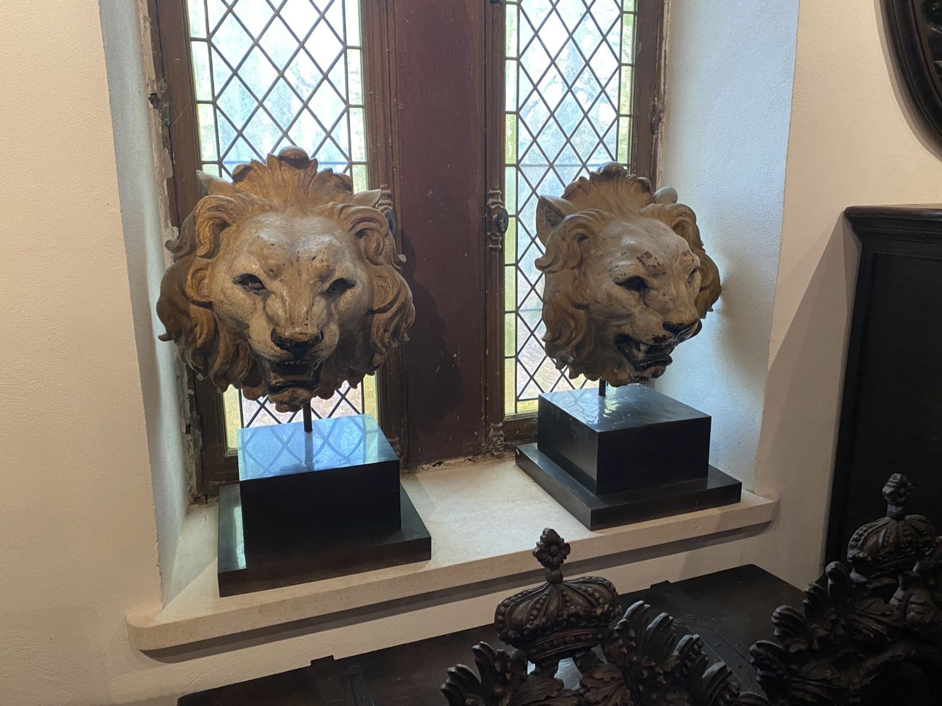 Deux têtes de lion Fonte de fer polychrome 17 eme siècle 70x50cm - Image 4 of 4