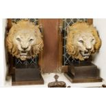 Deux têtes de lion Fonte de fer polychrome 17 eme siècle 70x50cm