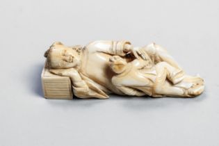 Figuration d'un homme couché avec son enfant, la tête reposant sur un oreiller Chine Dynastie Qing