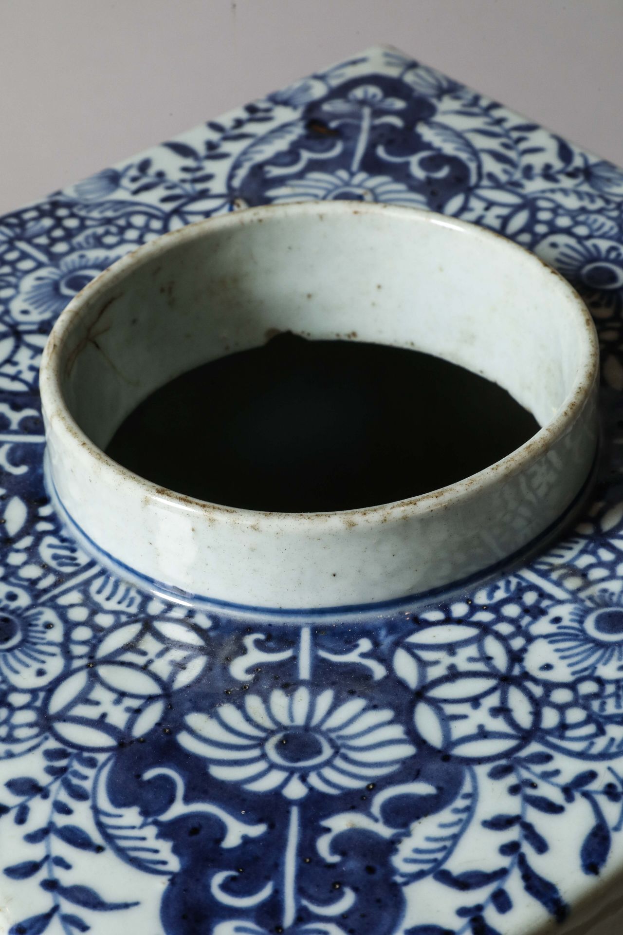 Suite de neuf pots à thé quadrangulaire en porcelaine blanche décoré en bleu sous couverte de - Image 29 of 47