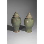 Paire de vase balustre couverts du lonquan en porcelaine à glaçure monochrome céladon Chine Dynastie