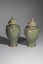 Paire de vase balustre couverts du lonquan en porcelaine à glaçure monochrome céladon Chine Dynastie