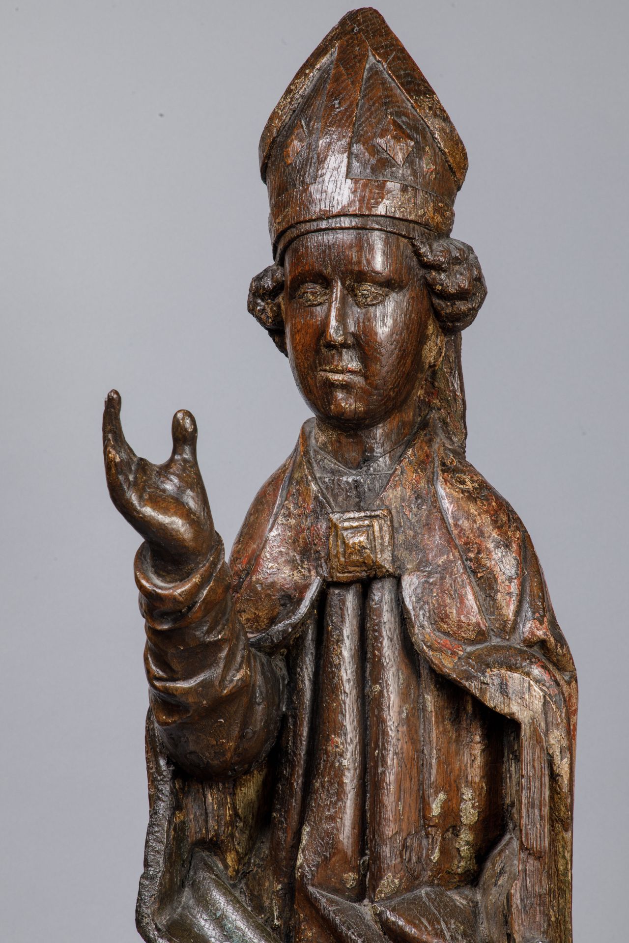 Saint Evêque avec des cheveux bouclés, la main droite levée en bénédiction, portant une mitre et une - Bild 8 aus 15