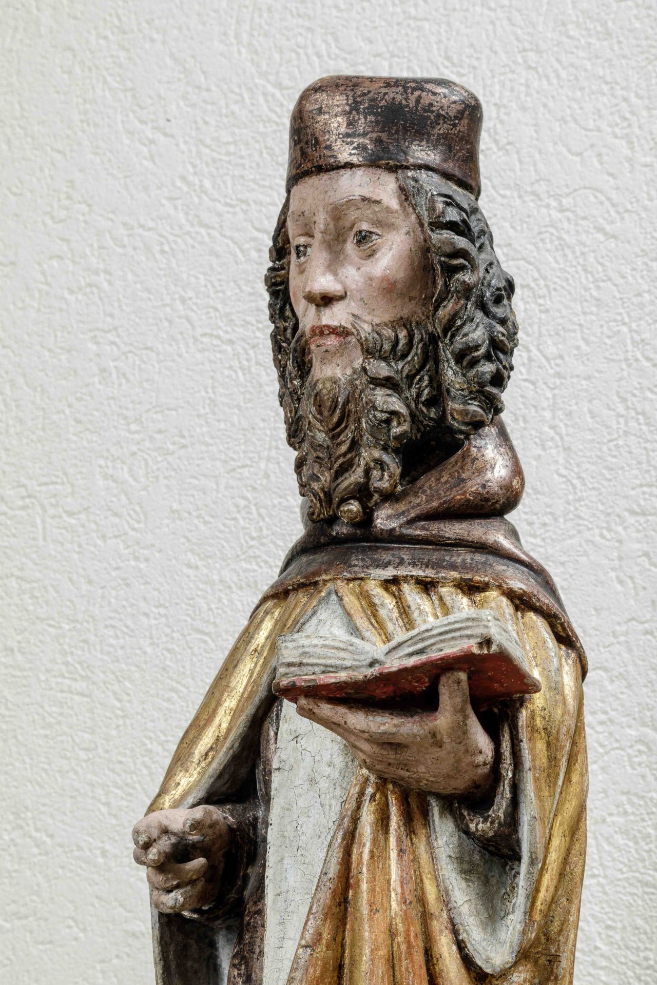 Saint Antoine barbu, aux longs cheveux bruns bouclés, portant un manteau doré sur une robe fluide - Bild 4 aus 9