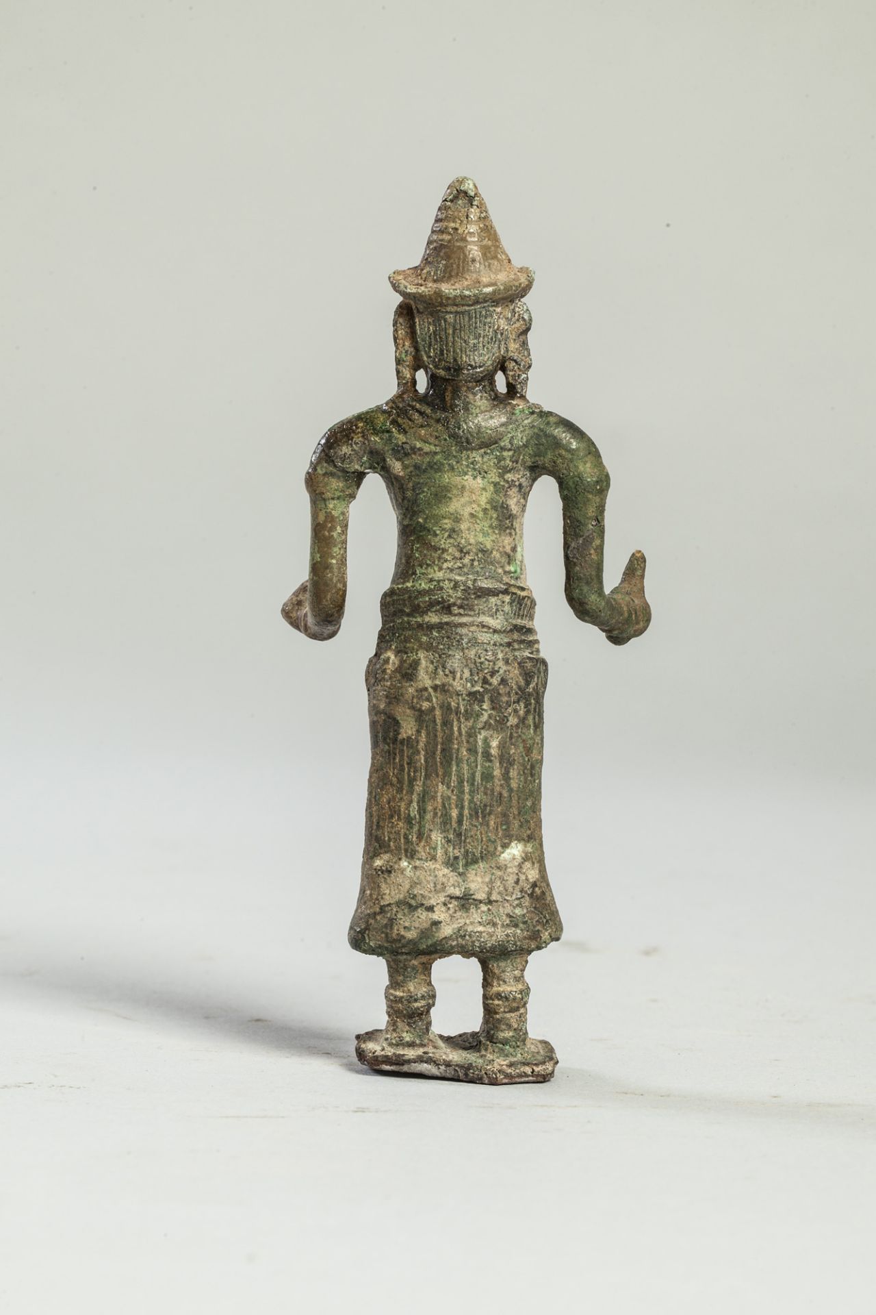 La déesse UMA debout Vêtu d’un sampot long et coiffé d’une tiare conique Mukuta, tenant le bouton de - Image 2 of 2