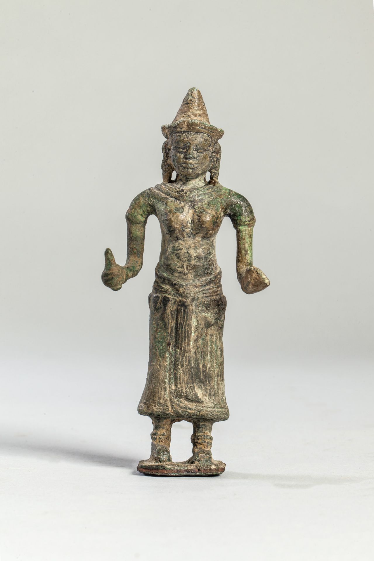 La déesse UMA debout Vêtu d’un sampot long et coiffé d’une tiare conique Mukuta, tenant le bouton de