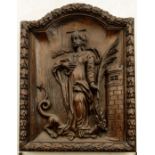 Panneau sculpté en relief de Sainte Barbe tenant une branche, debout sur un dragon En arrière plan