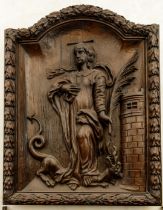 Panneau sculpté en relief de Sainte Barbe tenant une branche, debout sur un dragon En arrière plan