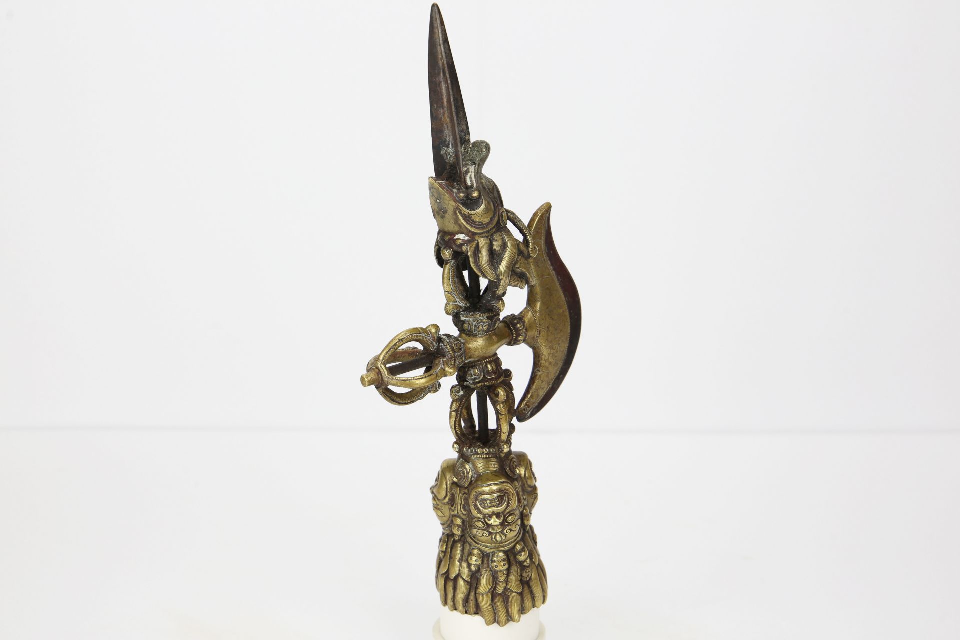 Dague rituelle " Phurba-Kartika " composée d'une dague Phur-Bu, en perpendiculaire d'une hachette