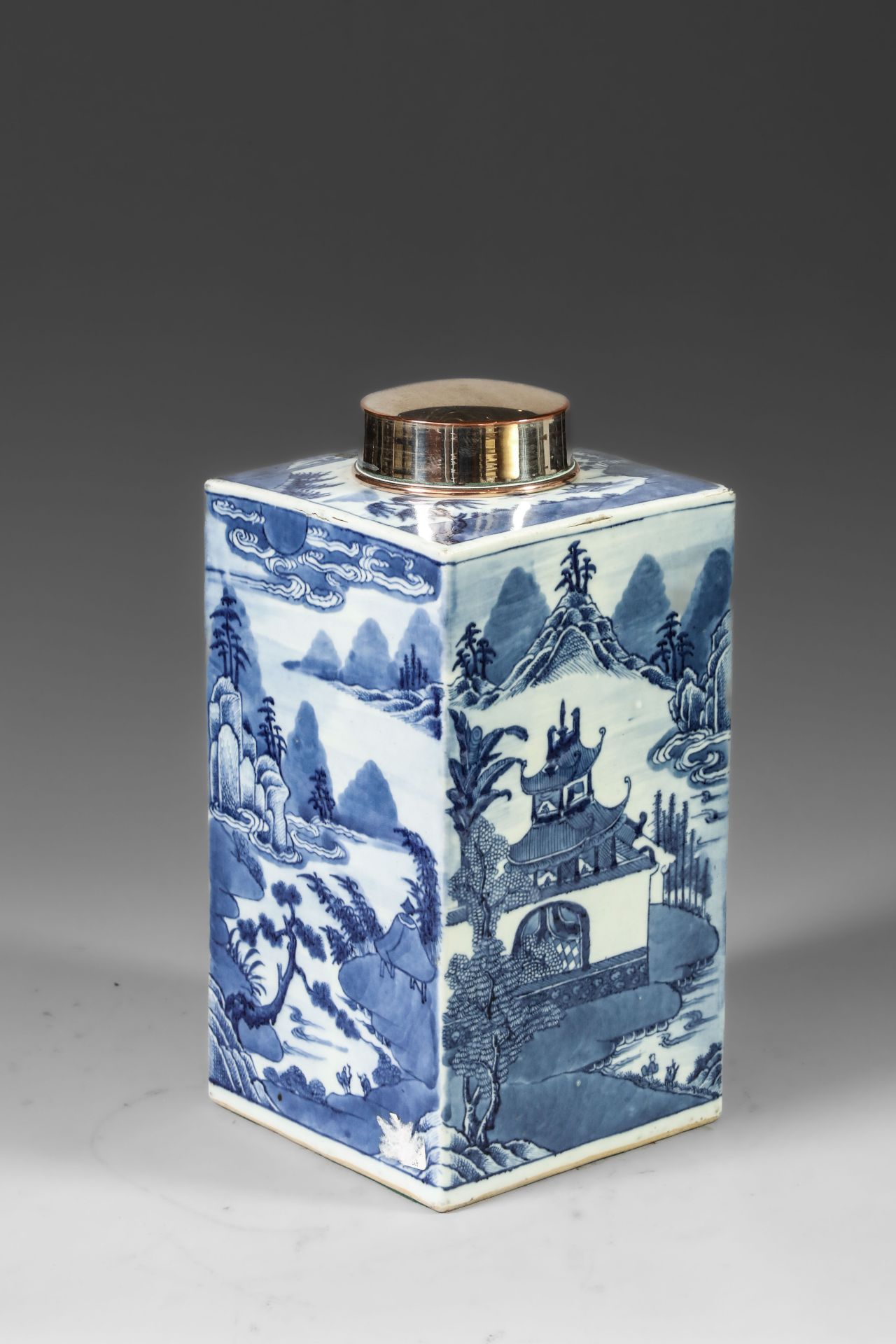 Suite de neuf pots à thé quadrangulaire en porcelaine blanche décoré en bleu sous couverte de - Image 31 of 47