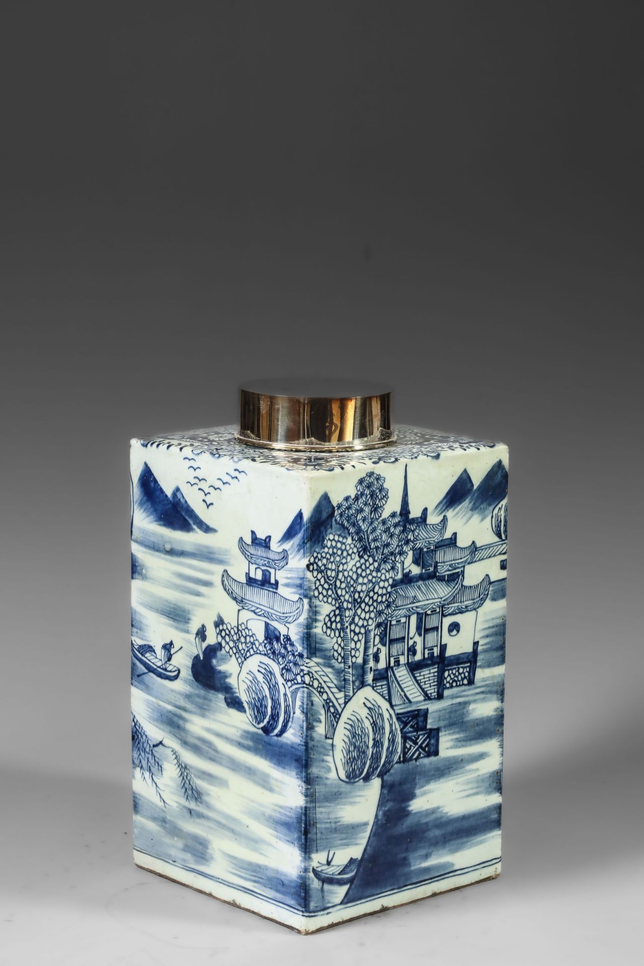 Suite de neuf pots à thé quadrangulaire en porcelaine blanche décoré en bleu sous couverte de - Image 23 of 47