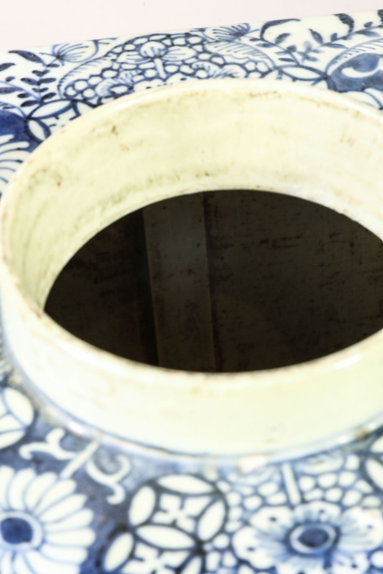 Suite de neuf pots à thé quadrangulaire en porcelaine blanche décoré en bleu sous couverte de - Image 19 of 47