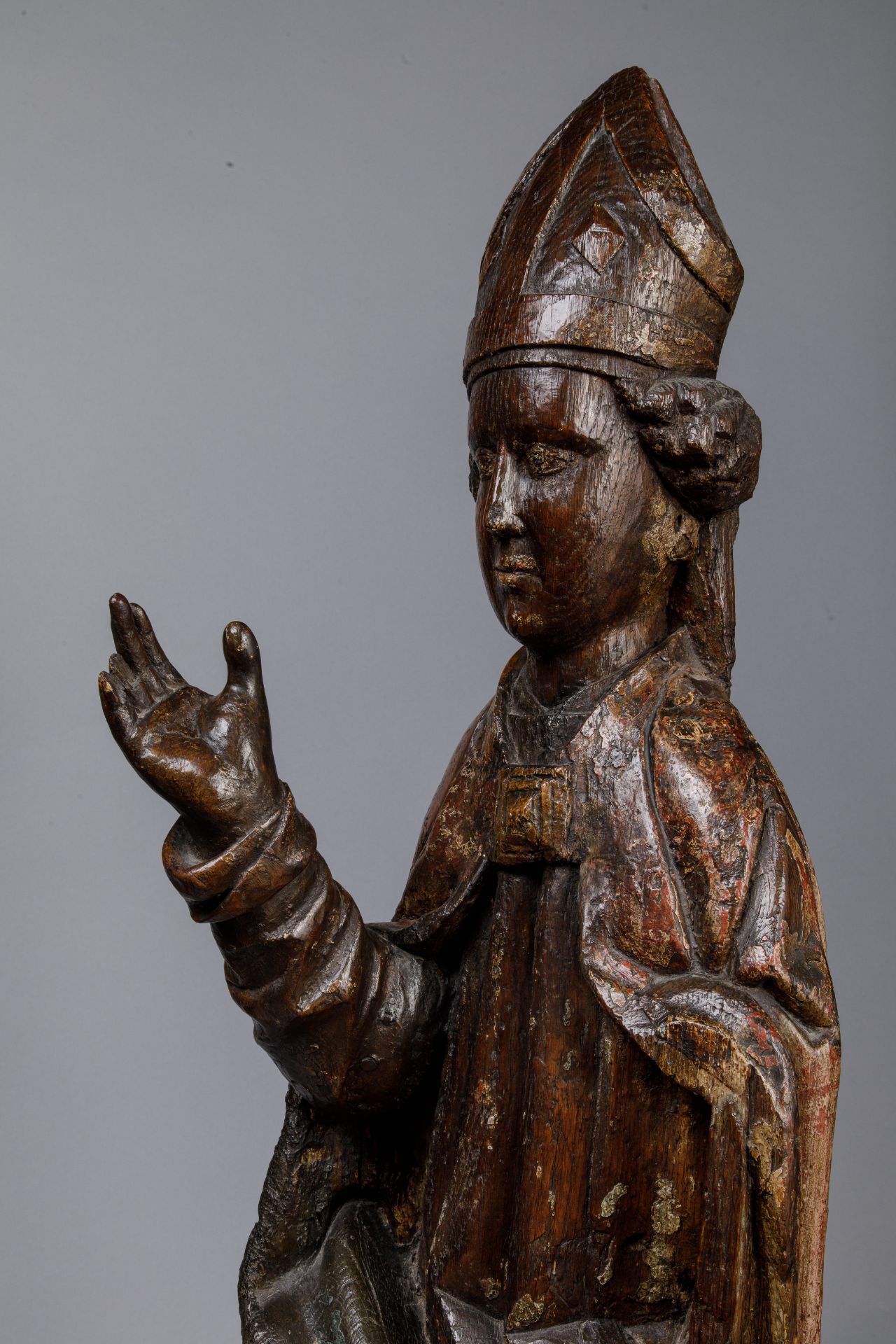 Saint Evêque avec des cheveux bouclés, la main droite levée en bénédiction, portant une mitre et une - Bild 3 aus 15
