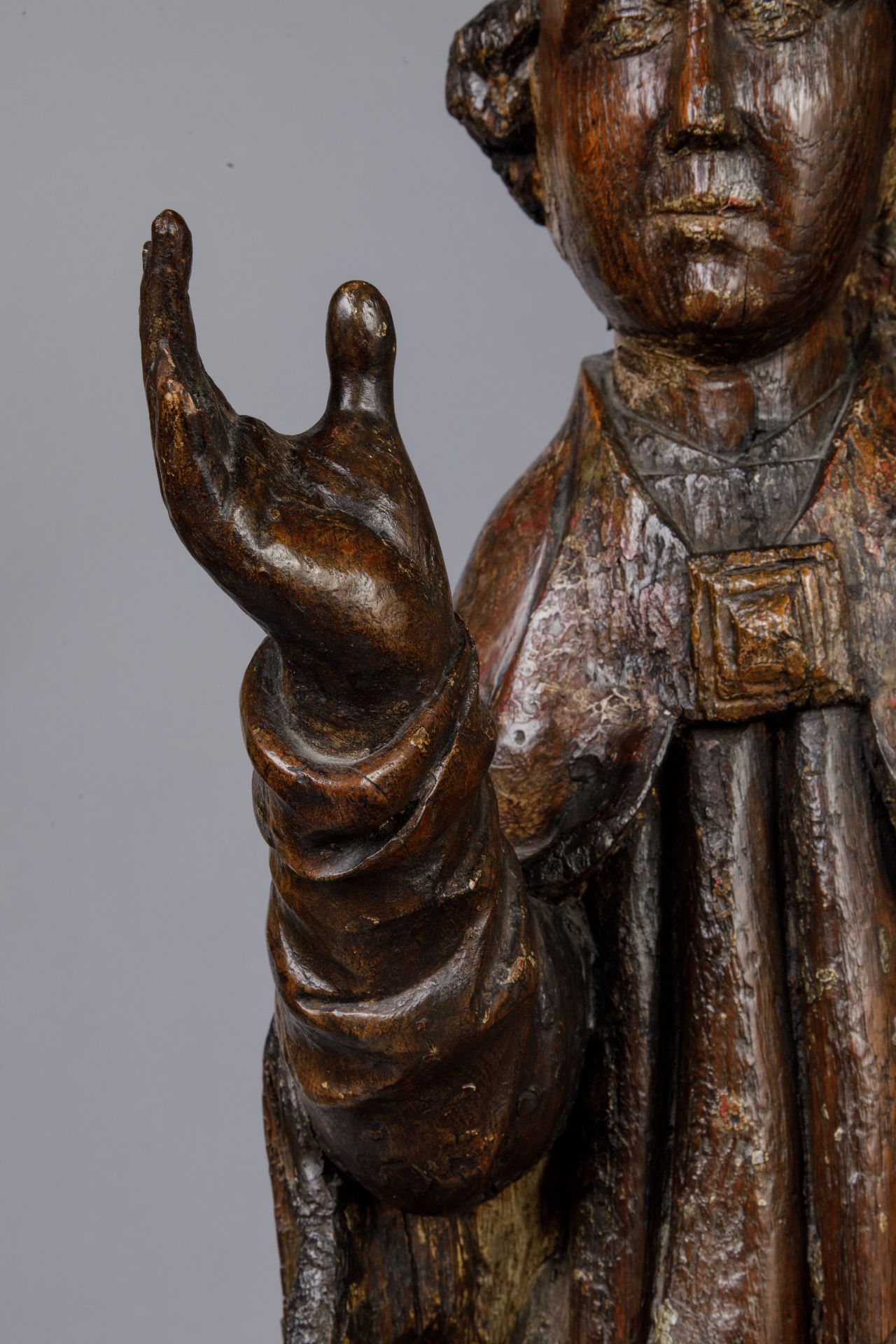 Saint Evêque avec des cheveux bouclés, la main droite levée en bénédiction, portant une mitre et une - Bild 14 aus 15