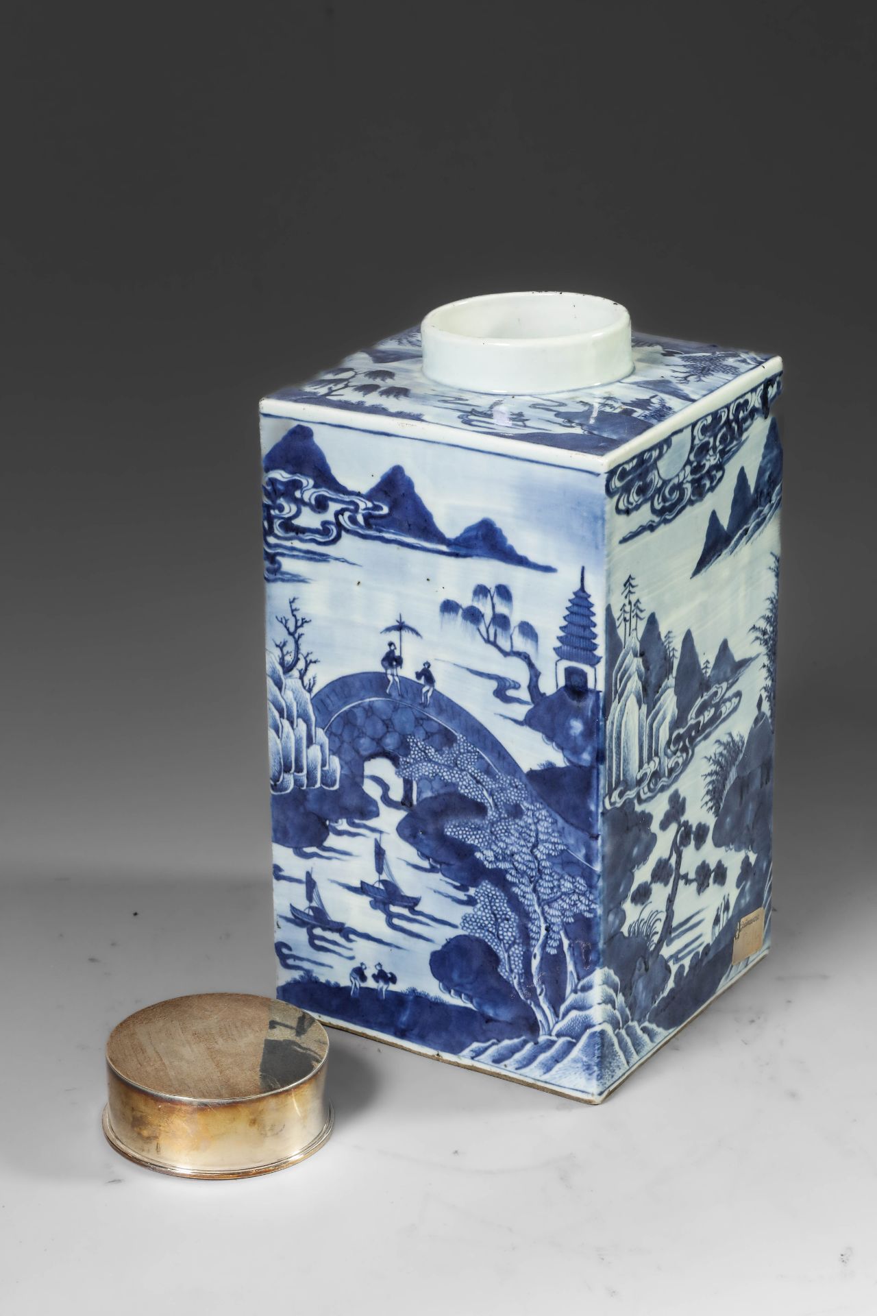 Suite de neuf pots à thé quadrangulaire en porcelaine blanche décoré en bleu sous couverte de - Image 12 of 47