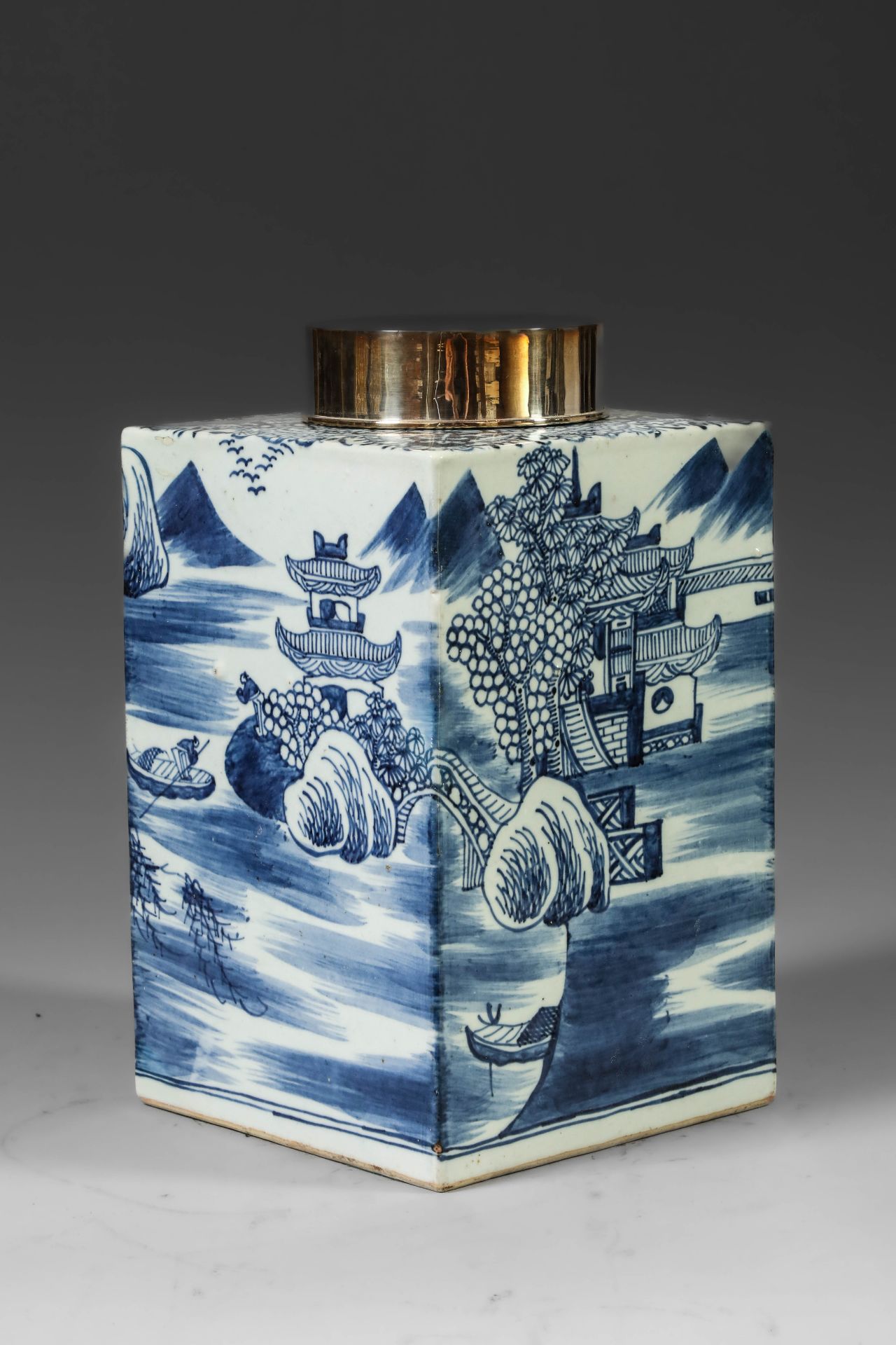Suite de neuf pots à thé quadrangulaire en porcelaine blanche décoré en bleu sous couverte de - Image 39 of 47