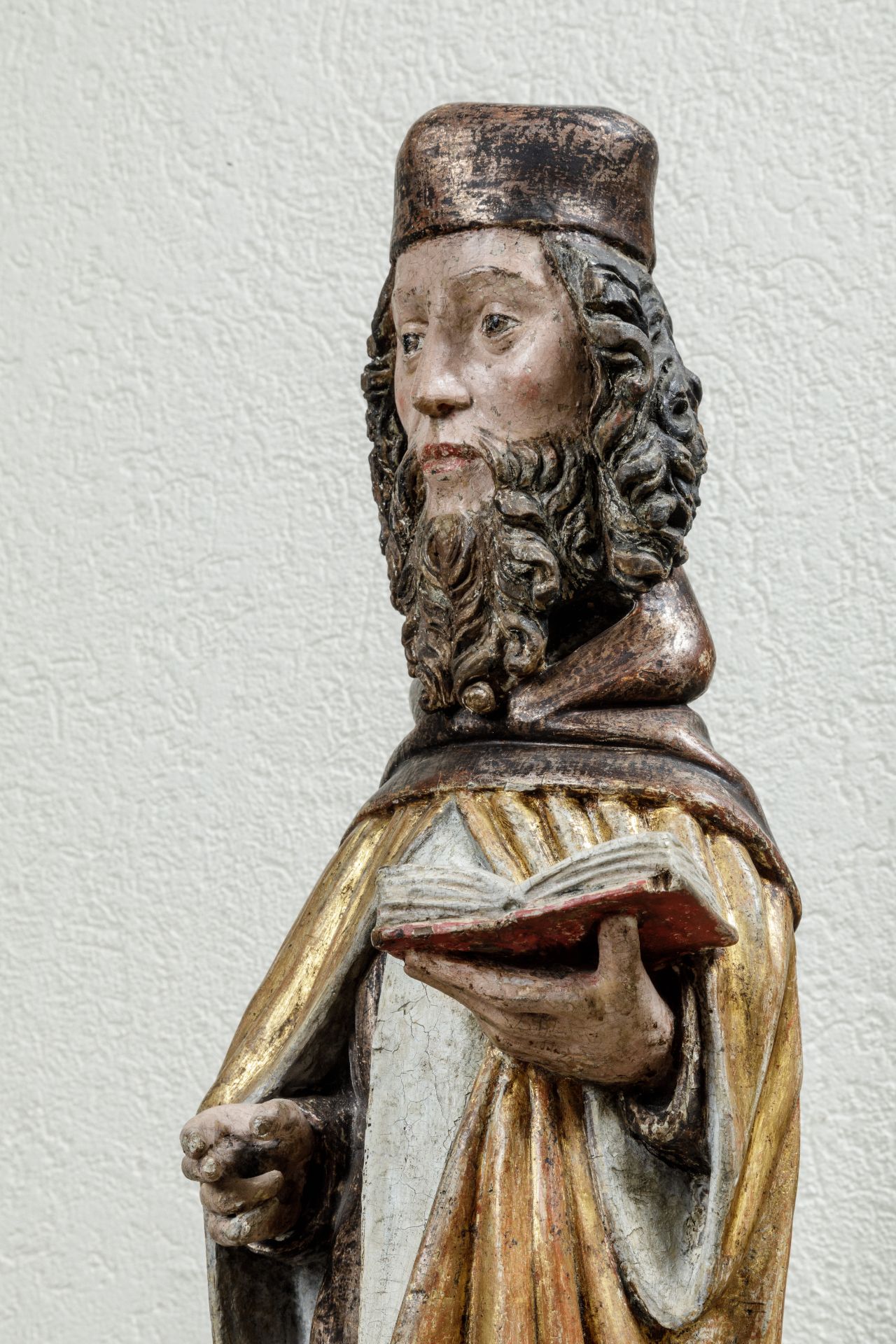 Saint Antoine barbu, aux longs cheveux bruns bouclés, portant un manteau doré sur une robe fluide - Bild 9 aus 9