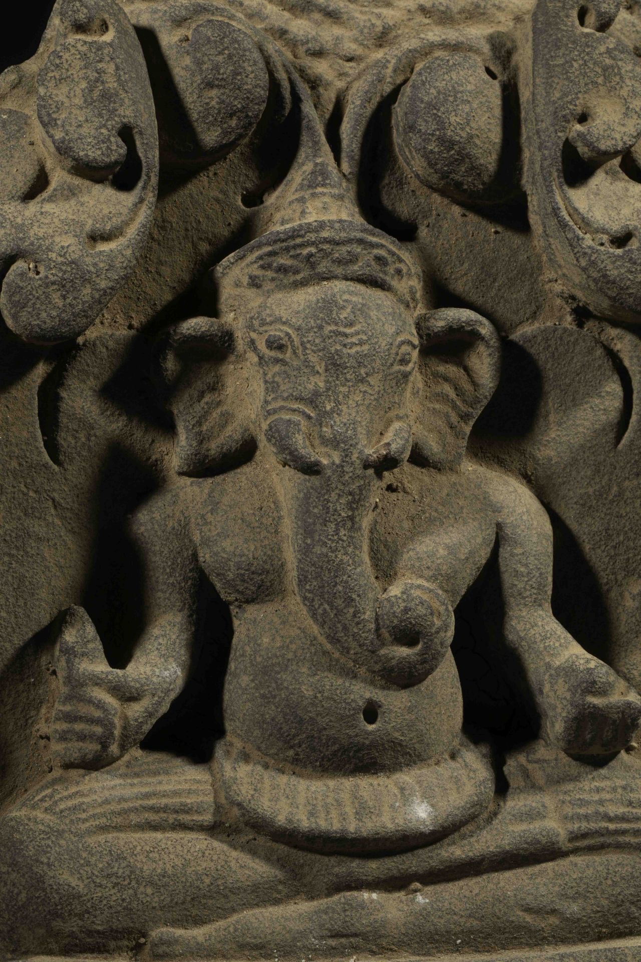 Haut relief de sanctuaire illustrant un gandharva dansant dans des rinceaux foisonnants Pierre - Image 2 of 3