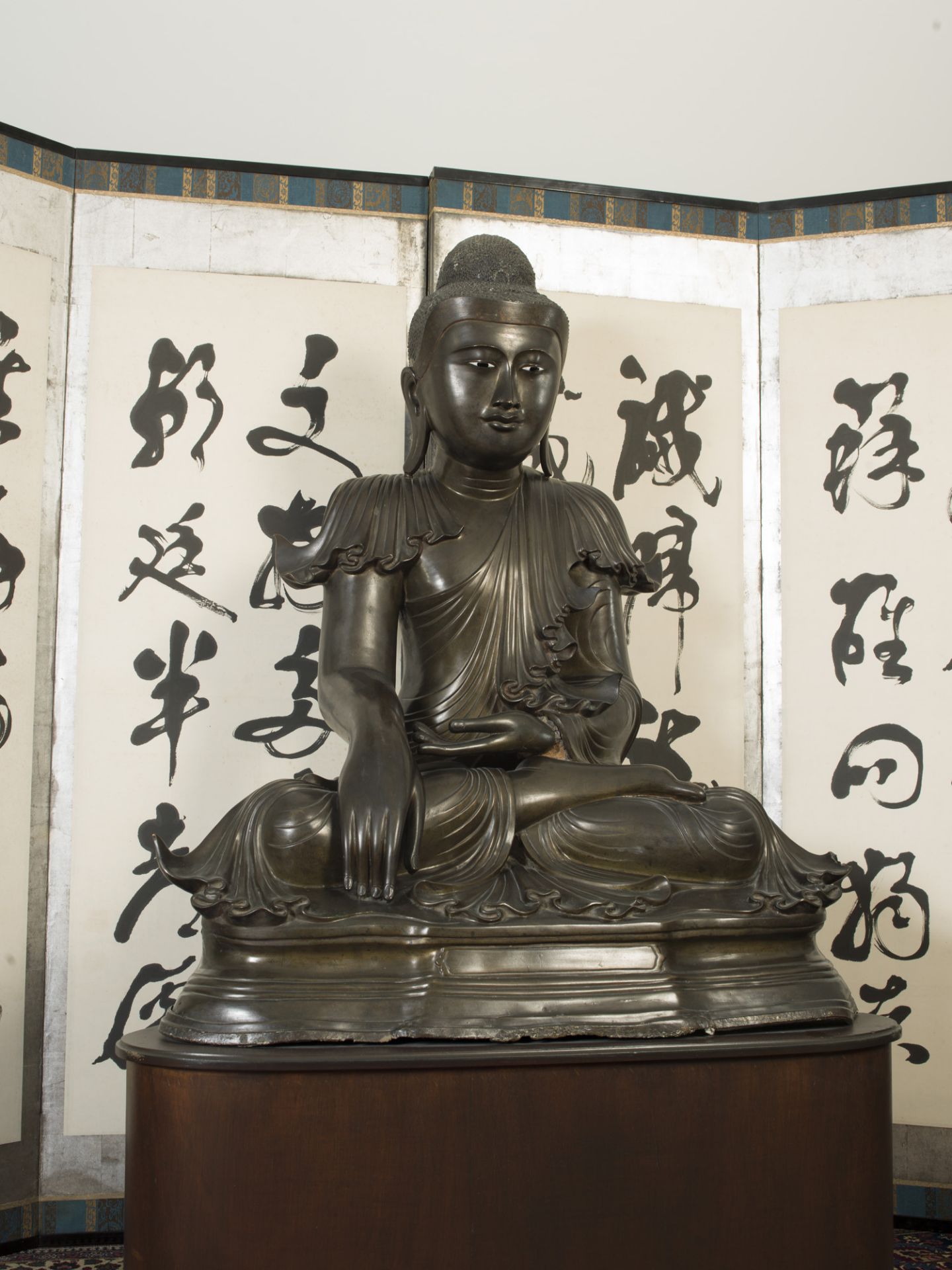 Buddha Maravijaya assis en Vajrasana et Bumishparsha Mudra, vêtu d’une robe monastique au plissé - Image 3 of 3