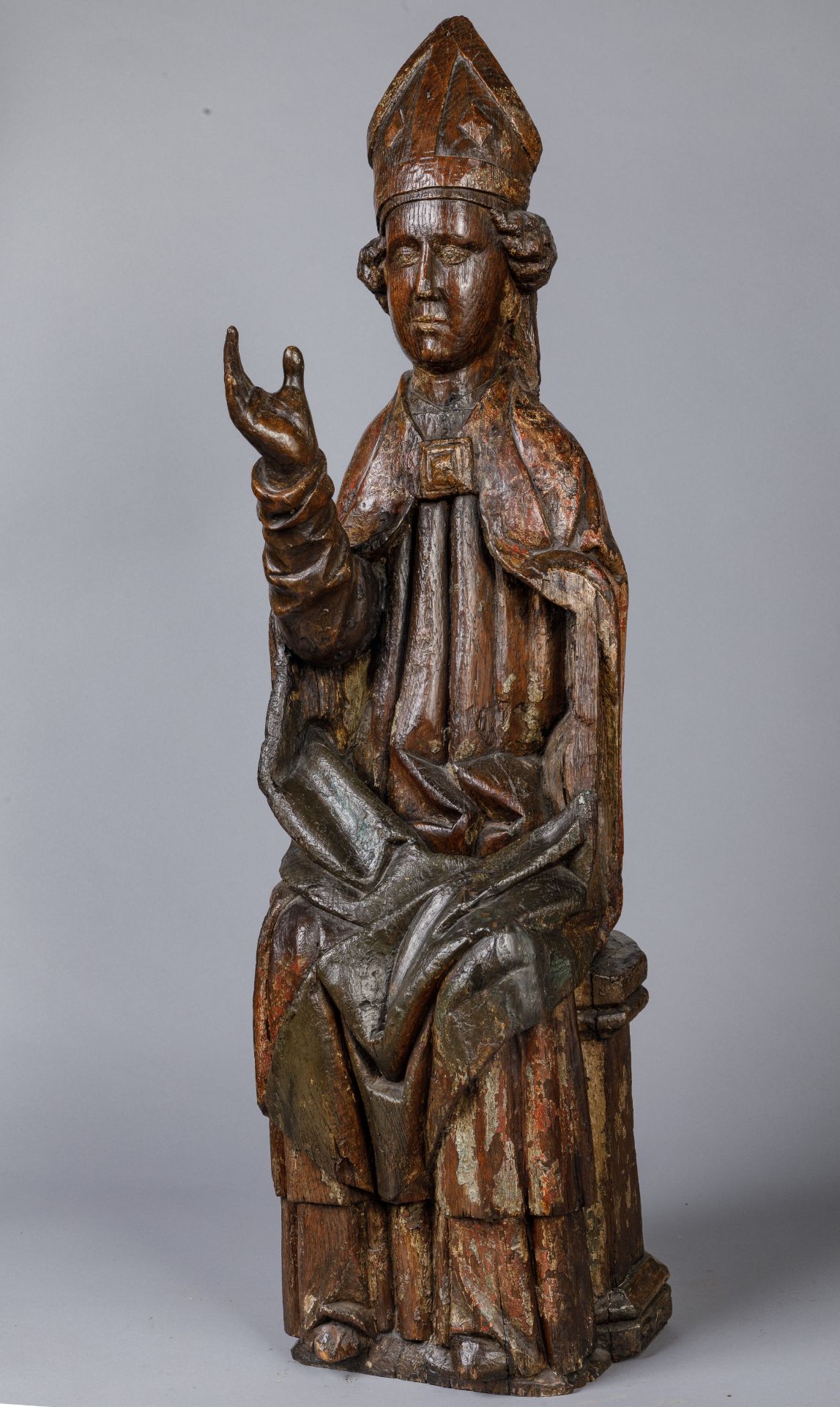 Saint Evêque avec des cheveux bouclés, la main droite levée en bénédiction, portant une mitre et une - Bild 12 aus 15
