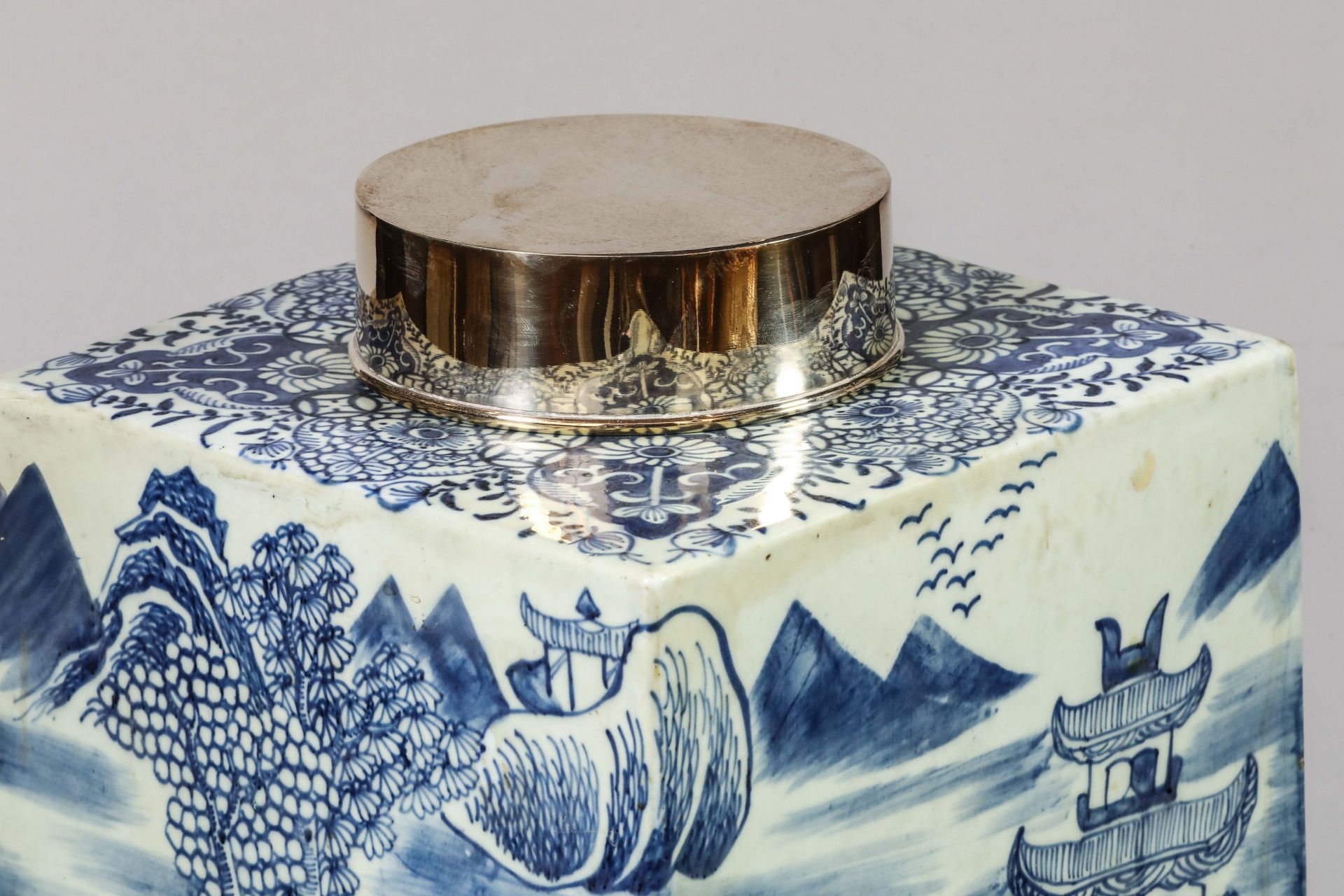 Suite de neuf pots à thé quadrangulaire en porcelaine blanche décoré en bleu sous couverte de - Image 15 of 47