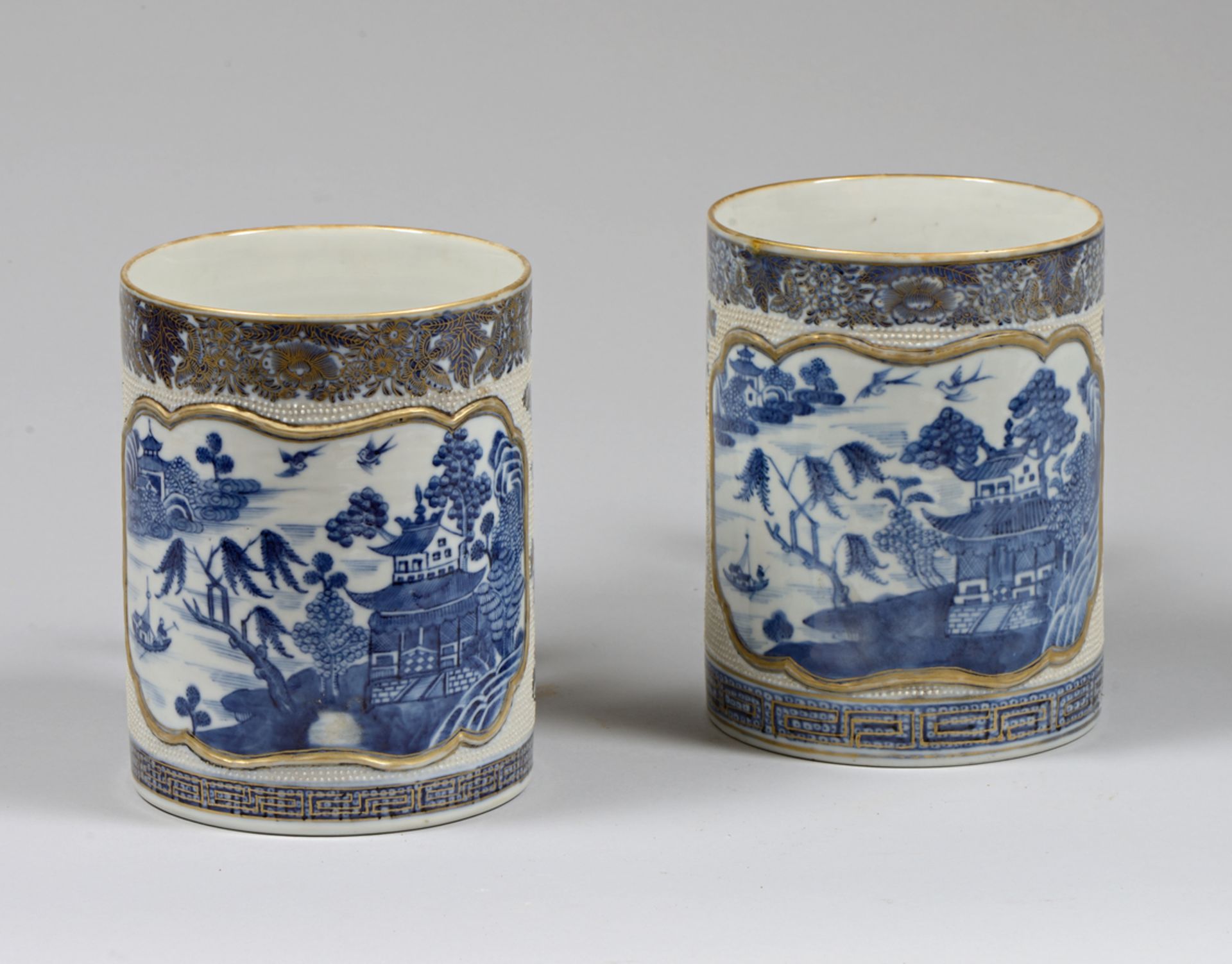 Paire de chopes de la Compagnie des Indes en porcelaine décorée en bleu cobalt sous couverte et